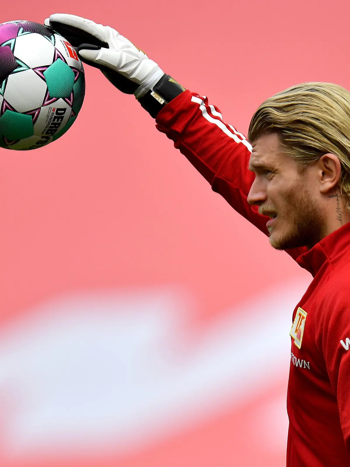 Fußball: 1. Bundesliga, Saison 2020/2021, 33. Spieltag, Bayer 04 Leverkusen gegen 1. FC Union Berlin am 15.05.2021 in der BayArena in Leverkusen. YY Berlins Torwart Loris Karius wärmt sich auf. DFL REGULATIONS PROHIBIT ANY USE OF PHOTOGRAPHS AS IMAGE SEQUENCES AND/OR QUASI-VIDEO.