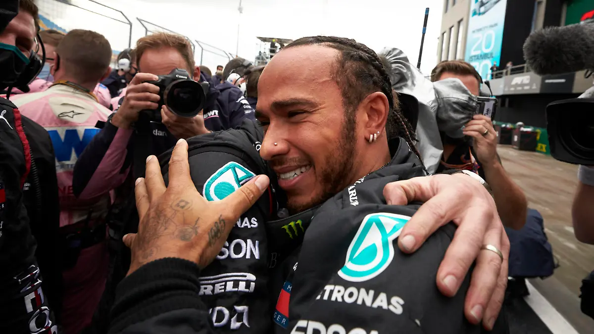  2020 Turkish GP ISTANBUL PARK, TURKEY - NOVEMBER 15: Lewis Hamilton, Mercedes-AMG Petronas F1, celebrates with histeam after winning the race and securing his 7th championship during the Turkish GP at Istanbul Park on Sunday November 15, 2020, Turkey. Photo by Steve Etherington / LAT Images Images PUBLICATIONxINxGERxSUIxAUTxHUNxONLY SNE11902