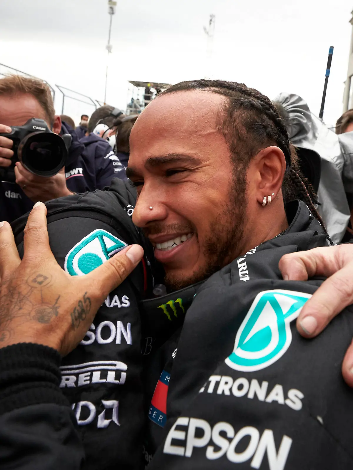  2020 Turkish GP ISTANBUL PARK, TURKEY - NOVEMBER 15: Lewis Hamilton, Mercedes-AMG Petronas F1, celebrates with histeam after winning the race and securing his 7th championship during the Turkish GP at Istanbul Park on Sunday November 15, 2020, Turkey. Photo by Steve Etherington / LAT Images Images PUBLICATIONxINxGERxSUIxAUTxHUNxONLY SNE11902