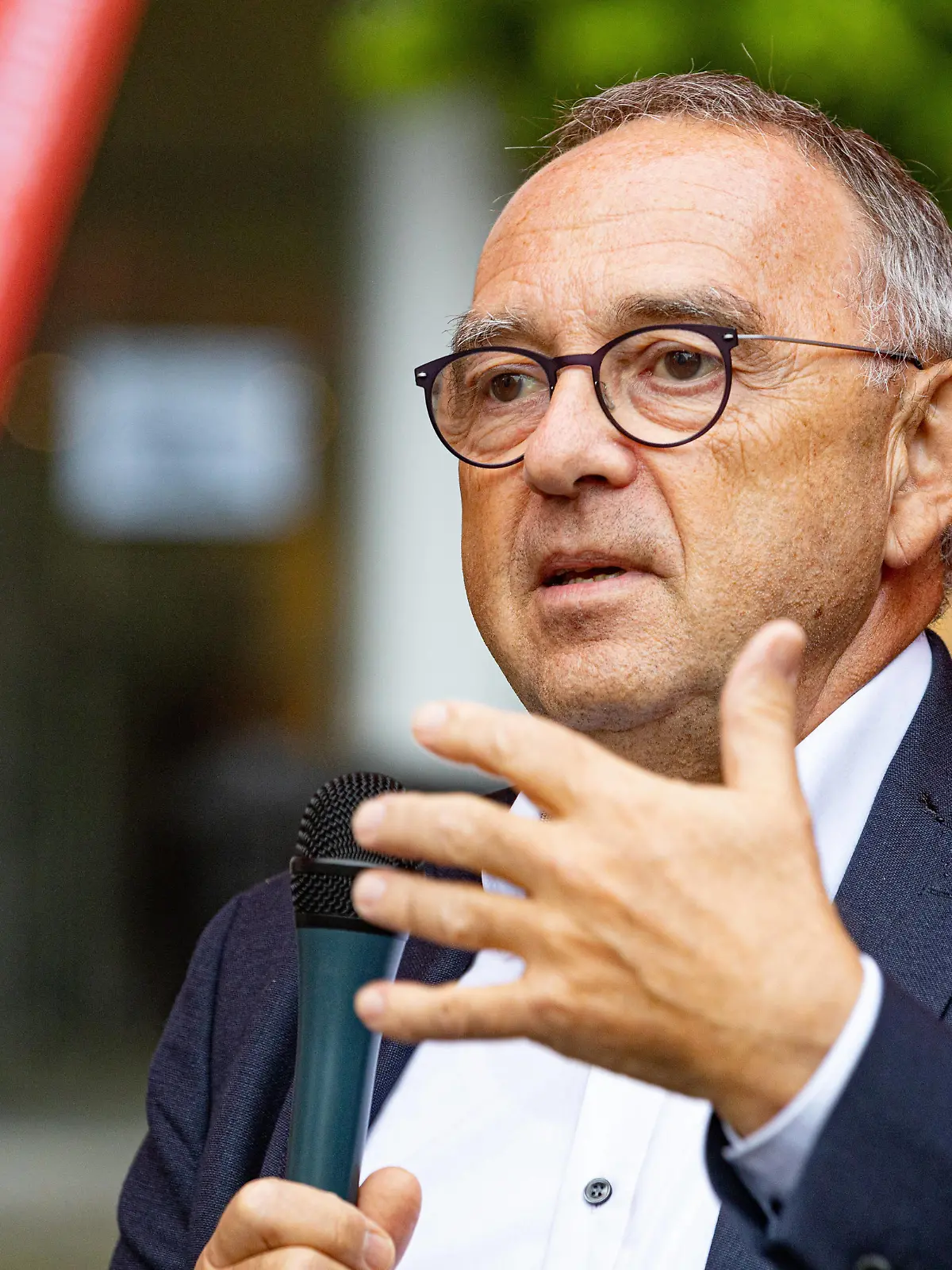  DEU, Deutschland, Nordrhein-Westfalen, Warendorf, 28.08.2021: SPD Wahlkampfkundgebung Gegen rechts. Für alle. Norbert Walter-Borjans, SPD-Vorsitzender *** DEU, Germany, North Rhine-Westphalia, Warendorf, 28 08 2021 SPD Election Campaign Rally Against the Right For All Norbert Walter Borjans, SPD Chairman 