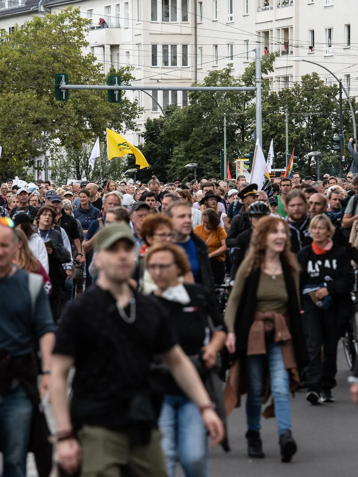 ARCHIV - 29.08.2021, Berlin: zahlreiche Menschen nehmen an einer erbotenen Demonstration gegen die Corona-Politik der Bundesrepublik teil. 
(zu "Querdenker-Demonstrationen erneut Thema im Innenausschuss") Foto: Paul Zinken/dpa +++ dpa-Bildfunk +++