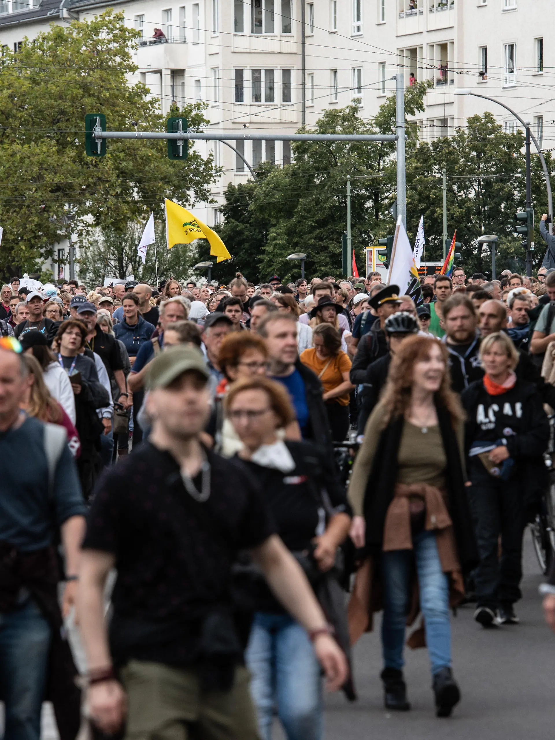 ARCHIV - 29.08.2021, Berlin: zahlreiche Menschen nehmen an einer erbotenen Demonstration gegen die Corona-Politik der Bundesrepublik teil. 
(zu "Querdenker-Demonstrationen erneut Thema im Innenausschuss") Foto: Paul Zinken/dpa +++ dpa-Bildfunk +++
