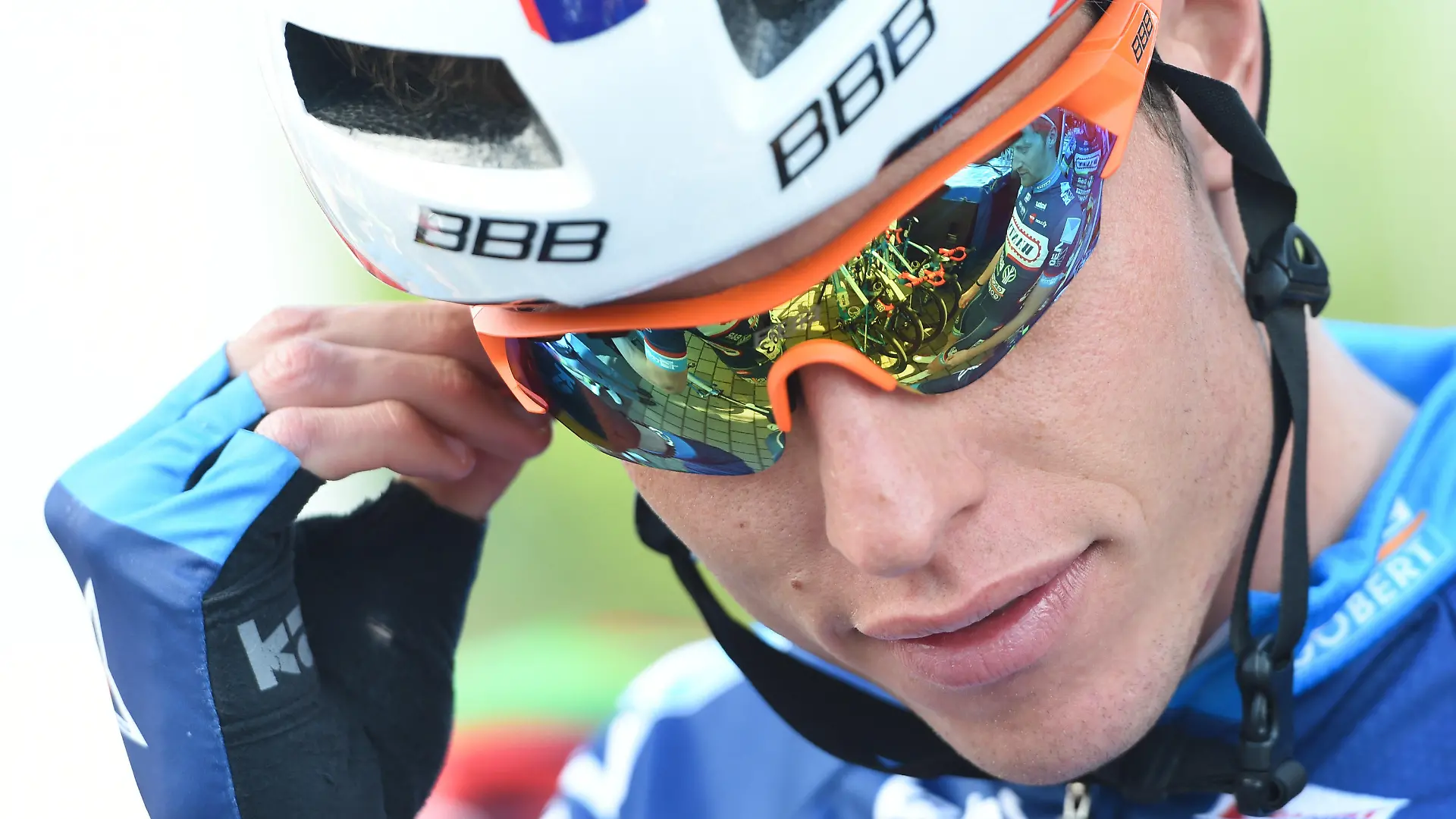 ARCHIV - 01.05.2016, Hessen, Eschborn: Björn Thurau vom Team Wanty-Groupe Gobert befestigt am Rande des Radrennens Rund um den Finanzplatz Eschborn - Frankfurt seinen Kopfhörer. (zu dpa "Nada sperrt ehemaligen Radprofi Björn Thurau für mehr als neun Jahre") Foto: picture alliance / dpa +++ dpa-Bildfunk +++