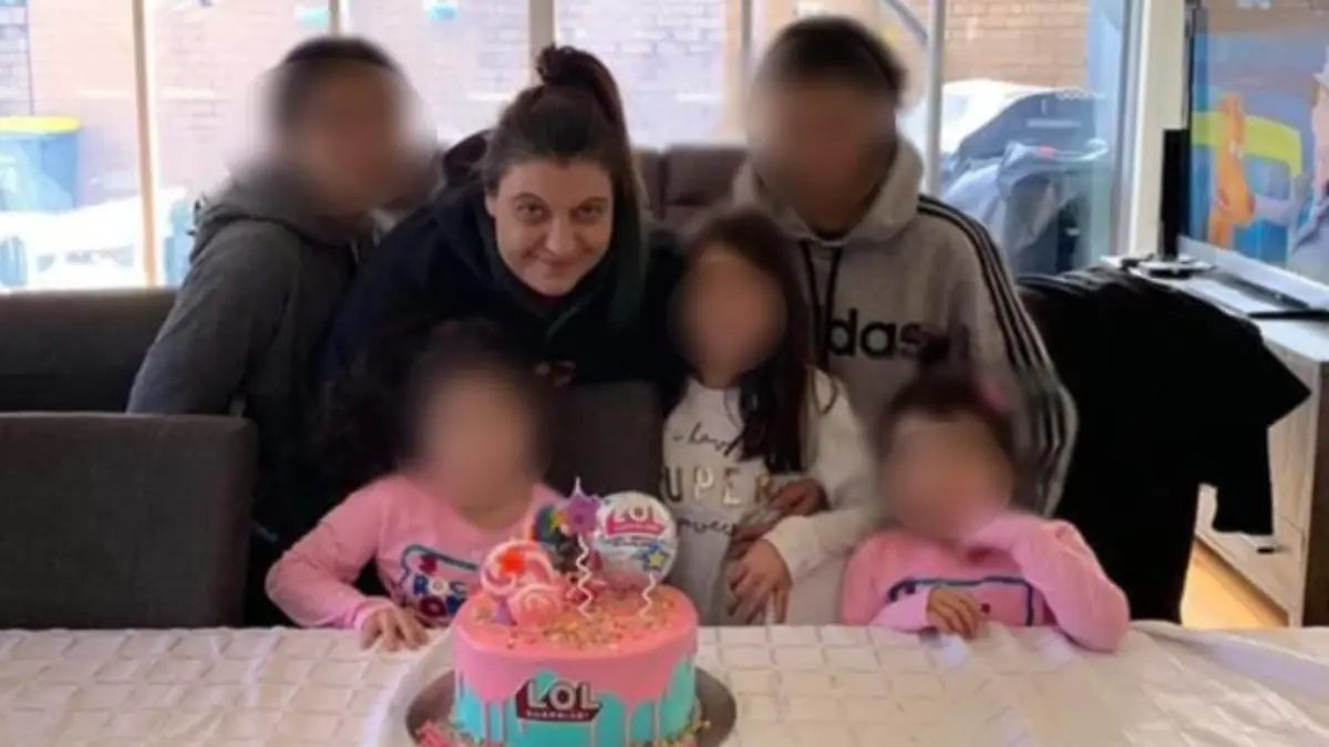 Zara Xenitopoulos (40) mit ihren fünf Kindern