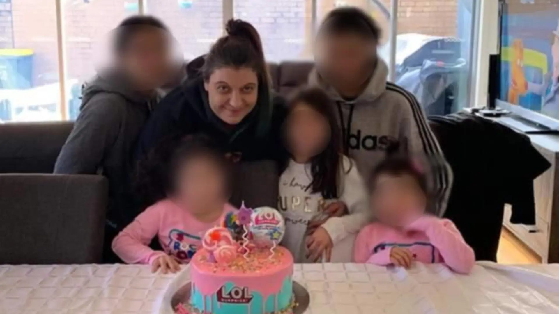 Zara Xenitopoulos (40) mit ihren fünf Kindern