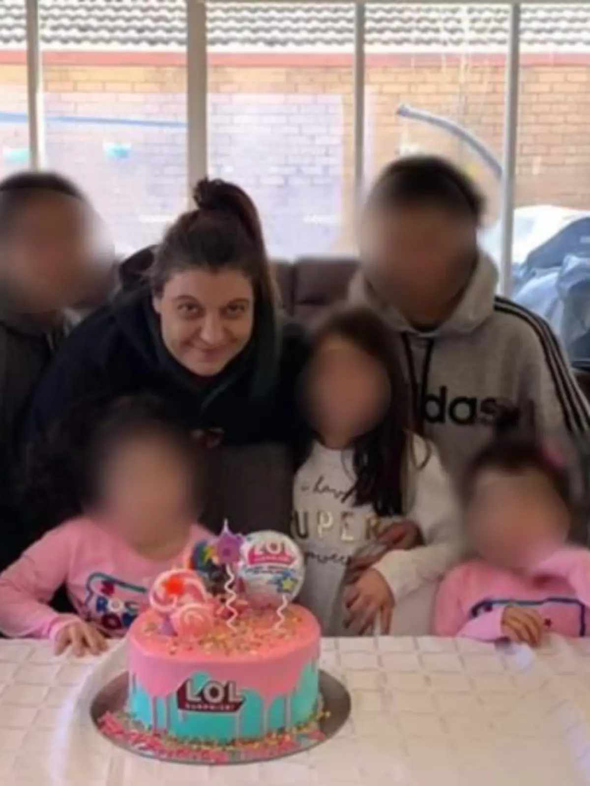 Zara Xenitopoulos (40) mit ihren fünf Kindern