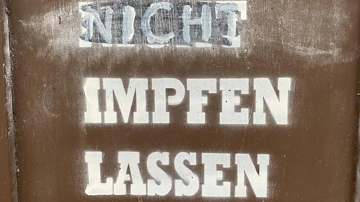 Stromkasten mit der Aufschrift "Nicht Impfen lassen"
