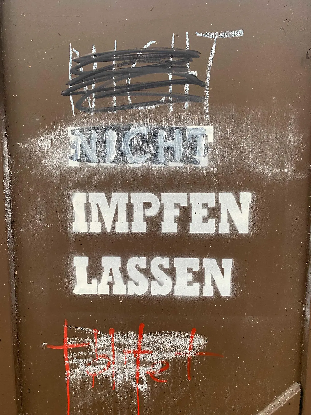 Stromkasten mit der Aufschrift "Nicht Impfen lassen"