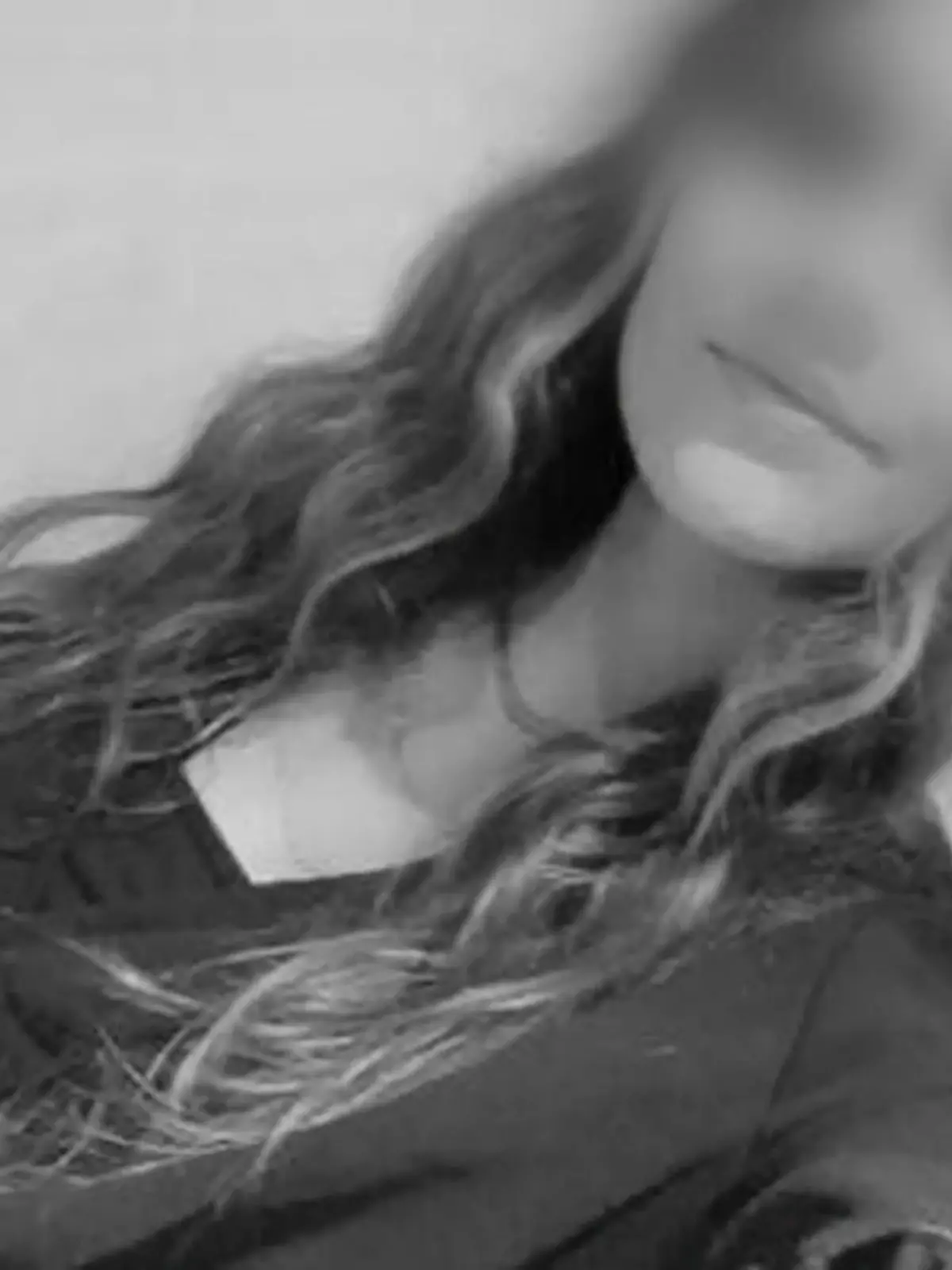 Für zwei Tage war der Verdächtige (27) im Fall Hannah S. auf freiem Fuß – am Mittwoch nahm ihn die Polizei erneut fest. Der Mann steht im Verdacht, die 25-Jährige in Hamm (Nordrhein-Westfalen) missbraucht und getötet zu haben. Nach RTL-Informationen brachte er die Polizei erst durch eine Bemerkung in einer Vernehmung auf seine Spur, in der es um einen ganz anderen Vorwurf ging. Auf seinem Handy fand die Polizei später Fotos von Hannahs Leiche.