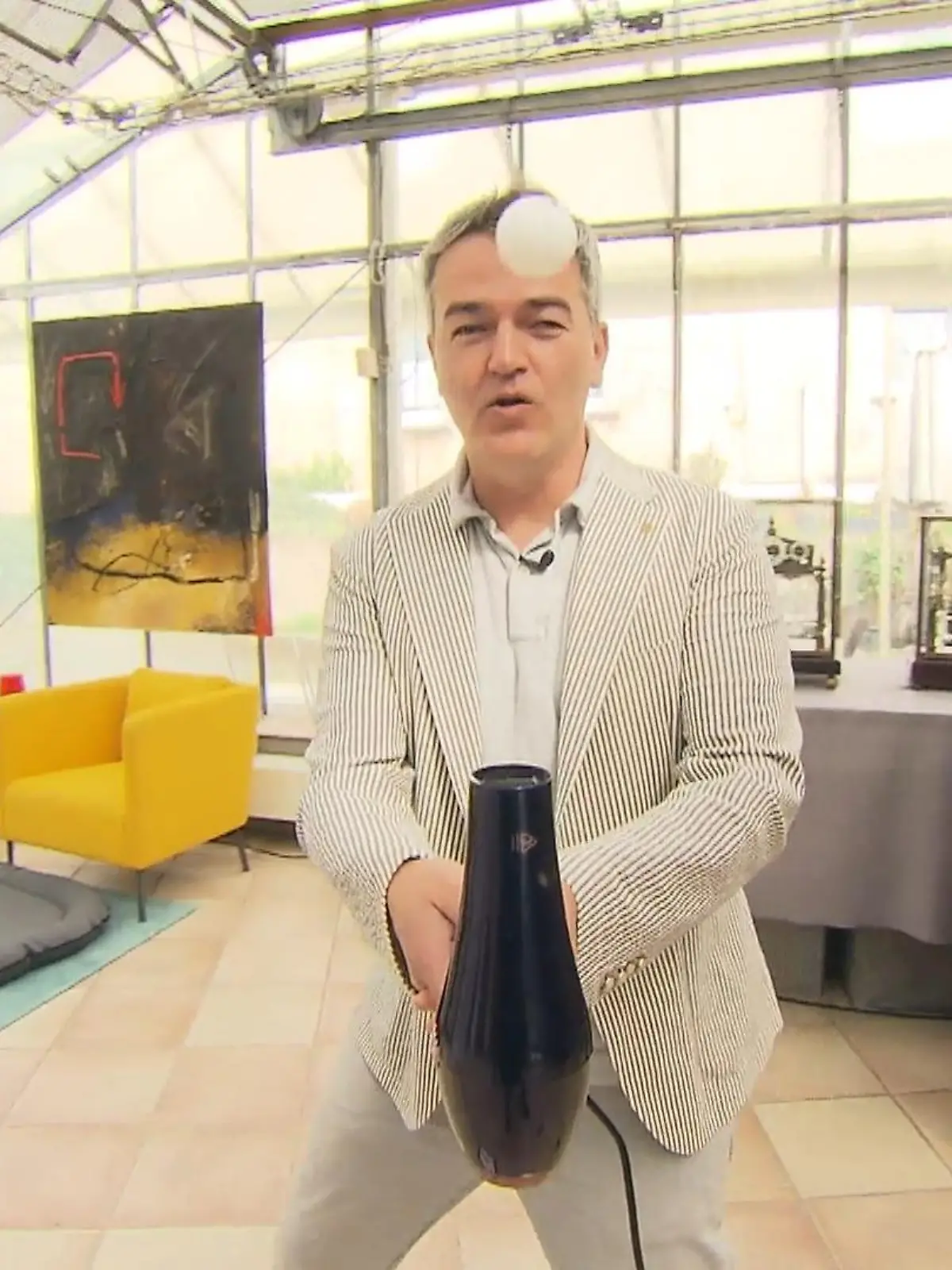 Wer mindestens eine Folge Sommerhaus der Stars gesehen hat, der weiß: Die Entwickler hinter den Spielen in den zahlreichen Reality-Shows müssen wahre Sadisten sein! Doch Hakan Avci aus dem hessischen Lich ist eigentlich ein ganz netter Typ und auch extrem fleißig – bis zu 500 Spiele entwickelt er pro Jahr! Wie er das anstellt, zeigt er uns im Video.
