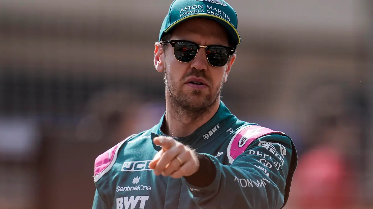 ARCHIV - 12.03.2021, Bahrain, Sakhir: Formel 1: Auftakt der Testfahrten vor der neuen Saison: Sebastian Vettel aus Deutschland vom Aston-Martin-Team bei einem Fotoshooting auf dem Bahrain International Circuit. (zu dpa «Schumacher, Vettel, Hamilton: Los geht's in eine packende Saison») Foto: James Gasperotti/ZUMA Wire/dpa +++ dpa-Bildfunk +++