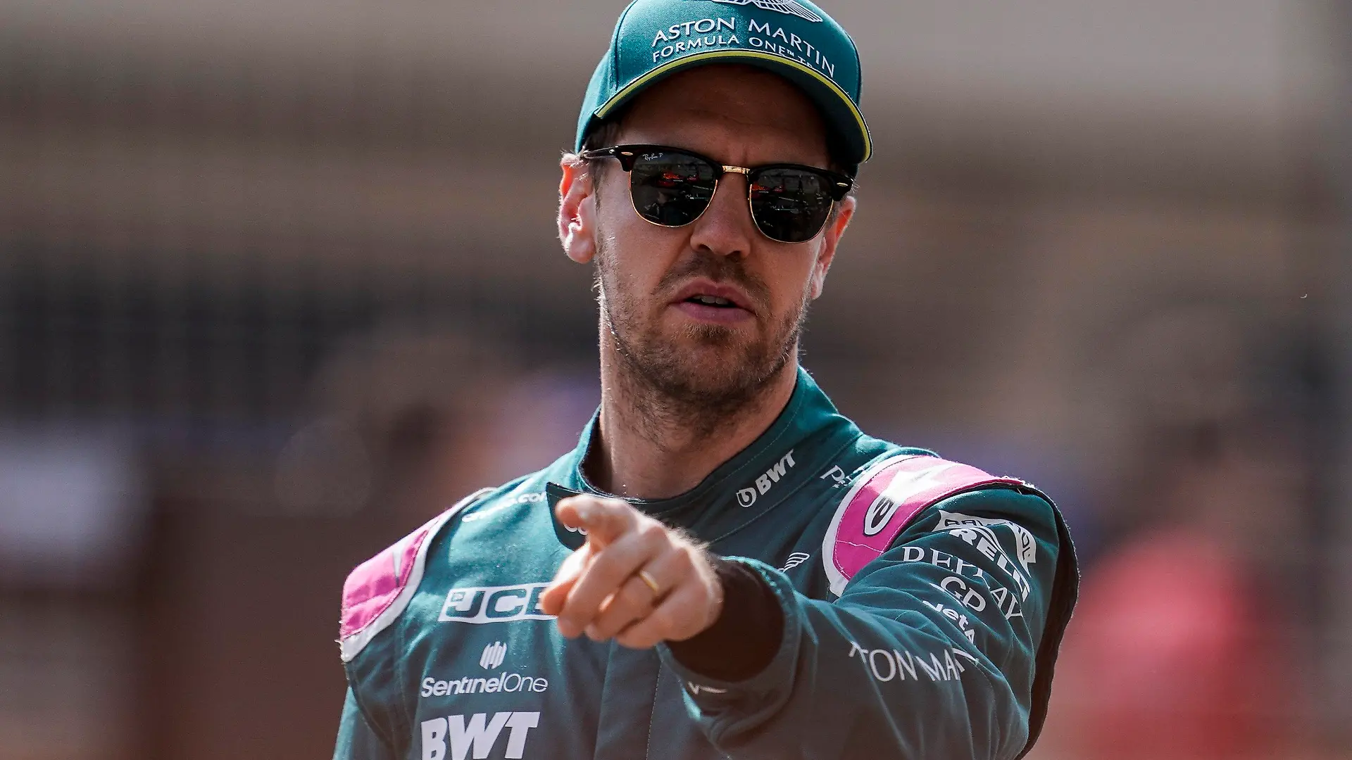 ARCHIV - 12.03.2021, Bahrain, Sakhir: Formel 1: Auftakt der Testfahrten vor der neuen Saison: Sebastian Vettel aus Deutschland vom Aston-Martin-Team bei einem Fotoshooting auf dem Bahrain International Circuit. (zu dpa «Schumacher, Vettel, Hamilton: Los geht's in eine packende Saison») Foto: James Gasperotti/ZUMA Wire/dpa +++ dpa-Bildfunk +++