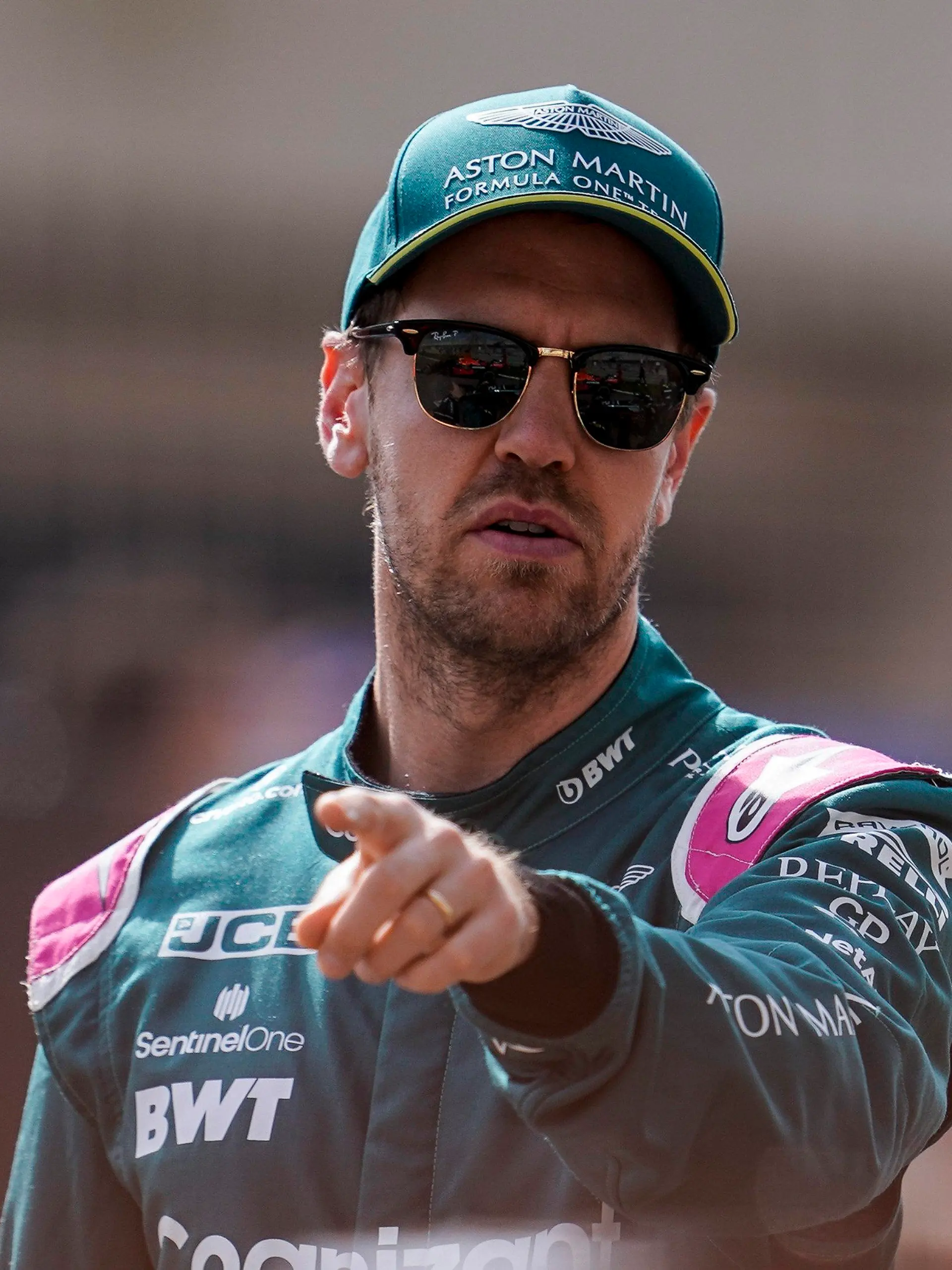 ARCHIV - 12.03.2021, Bahrain, Sakhir: Formel 1: Auftakt der Testfahrten vor der neuen Saison: Sebastian Vettel aus Deutschland vom Aston-Martin-Team bei einem Fotoshooting auf dem Bahrain International Circuit. (zu dpa «Schumacher, Vettel, Hamilton: Los geht's in eine packende Saison») Foto: James Gasperotti/ZUMA Wire/dpa +++ dpa-Bildfunk +++