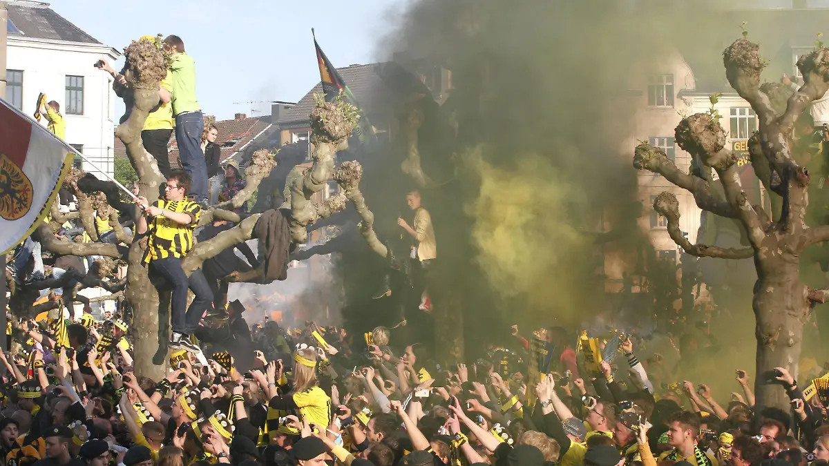 Bildnummer: 10573476  Datum: 13.05.2012  Copyright: imago/Cord
Tausende Fans von Borussia Dortmund feiern das Double 2011/2012 am Borsigplatz; BVB Fussball GER 1. BL 2011 DFB Pokal Double Sieg Meister Meisterschaft Meisterfeier Pokalsieg Korso Autokorso Bus Truck xmk x2x 2012 quer Totale Rauch, Rauchwolke, Rauchschwaden, Qualm, Qualmwolke Schwarz Gelb Vereinsfarben

Image number 10573476 date 13 05 2012 Copyright imago Cord Thousands supporters from Borussia Dortmund celebrate the Double 2011 2012 at Borsigplatz Borussia Football ger 1 BL 2011 DFB Cup Double Victory Master Championship Champion ceremony Cup victory Korso Autokorso Bus Truck xmk x2x 2012 horizontal long shot Smoke Smoke cloud Smoke Smoke Qualmwolke Black yellow Club colours 