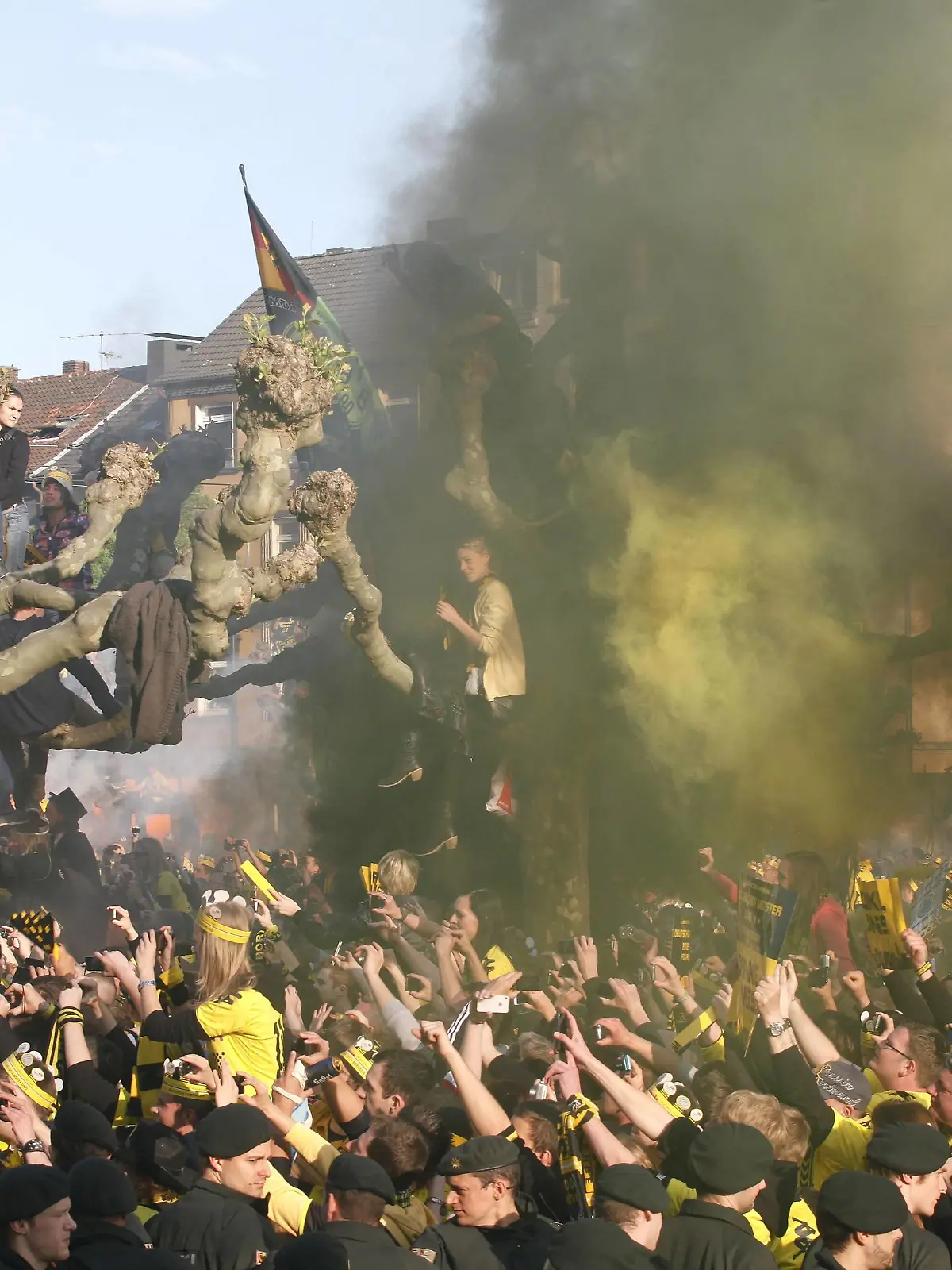 Bildnummer: 10573476  Datum: 13.05.2012  Copyright: imago/Cord
Tausende Fans von Borussia Dortmund feiern das Double 2011/2012 am Borsigplatz; BVB Fussball GER 1. BL 2011 DFB Pokal Double Sieg Meister Meisterschaft Meisterfeier Pokalsieg Korso Autokorso Bus Truck xmk x2x 2012 quer Totale Rauch, Rauchwolke, Rauchschwaden, Qualm, Qualmwolke Schwarz Gelb Vereinsfarben

Image number 10573476 date 13 05 2012 Copyright imago Cord Thousands supporters from Borussia Dortmund celebrate the Double 2011 2012 at Borsigplatz Borussia Football ger 1 BL 2011 DFB Cup Double Victory Master Championship Champion ceremony Cup victory Korso Autokorso Bus Truck xmk x2x 2012 horizontal long shot Smoke Smoke cloud Smoke Smoke Qualmwolke Black yellow Club colours 