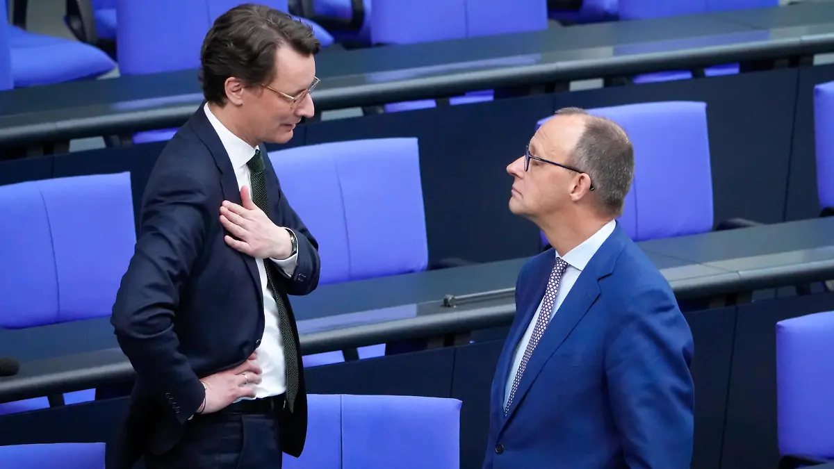 Aktuell,30.03.2023 Berlin, Ministerpraesident von Nordrhein-Westfalen Hendrick Wuest und CDU Vorsitzender Friedrich Merz mit besonderer Geste, im Geschpraech im Anschluss an die 'Ansprache Seiner Majestaet Koenig Charles III. bei der 94. Sitzung des Deutschen Bundestag in Berlin
