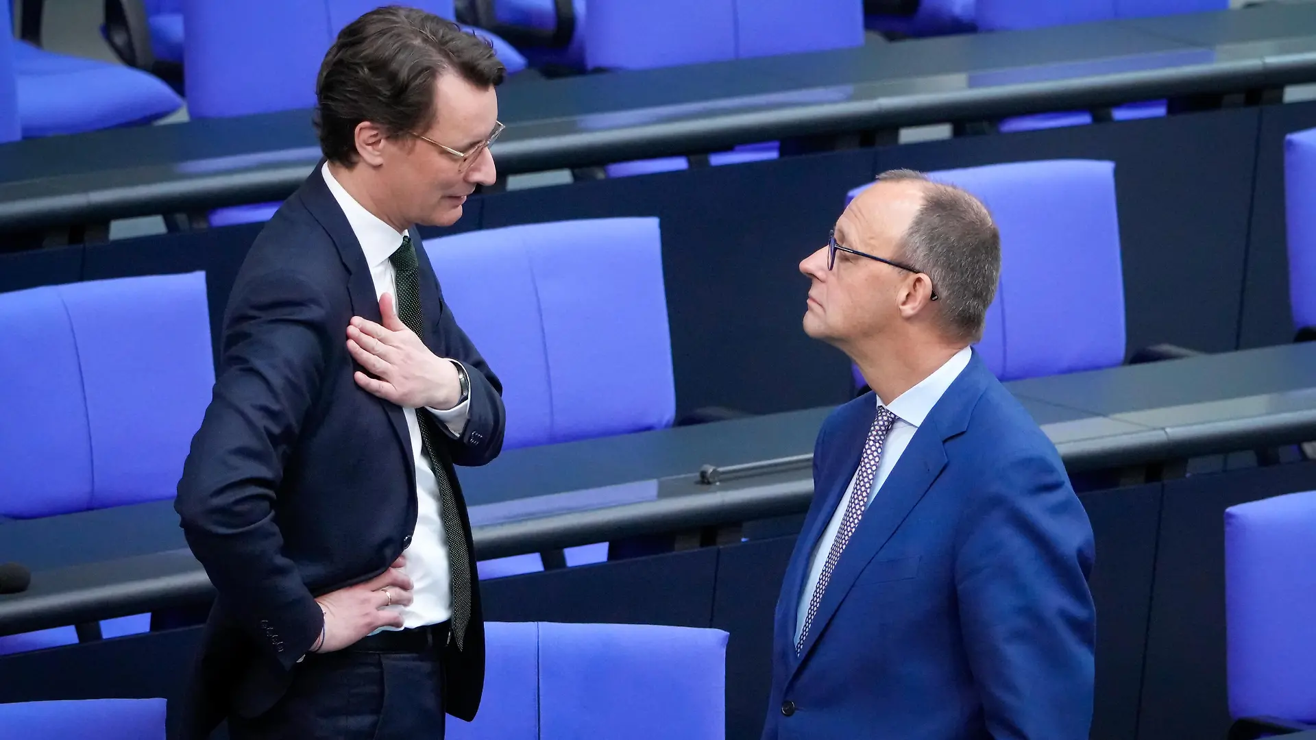 Aktuell,30.03.2023 Berlin, Ministerpraesident von Nordrhein-Westfalen Hendrick Wuest und CDU Vorsitzender Friedrich Merz mit besonderer Geste, im Geschpraech im Anschluss an die 'Ansprache Seiner Majestaet Koenig Charles III. bei der 94. Sitzung des Deutschen Bundestag in Berlin