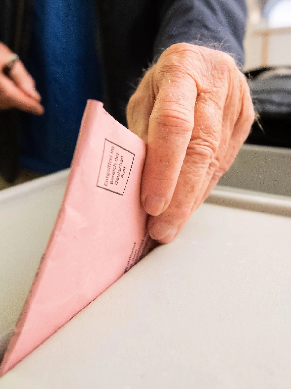PRODUKTION - 23.08.2021, Niedersachsen, Hannover: Ein Mann wirft seinen Stimmzettel für die Bundestagswahl in eine Urne im Neuen Rathaus. (zu dpa "So funktioniert die Bundestagswahl") Foto: Julian Stratenschulte/dpa +++ dpa-Bildfunk +++