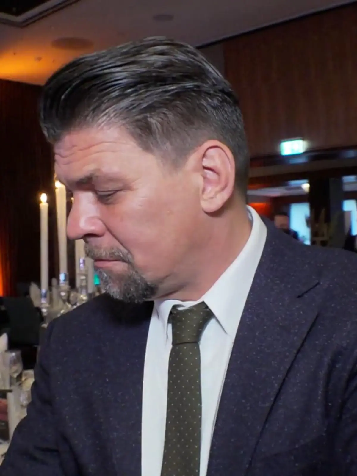 So haben wir Tim Mälzer in Hessen noch nie erlebt. Als der Starkoch im Hotel Frankfurter Hof erfährt, dass neben ihm auf der Busche-Gala auch noch sein Rivale Steffen Henssler ausgezeichnet werden soll, flippt er geradezu aus. Warum er das tut und ob er sich überhaupt wieder einkriegt, mehr dazu im Video.
