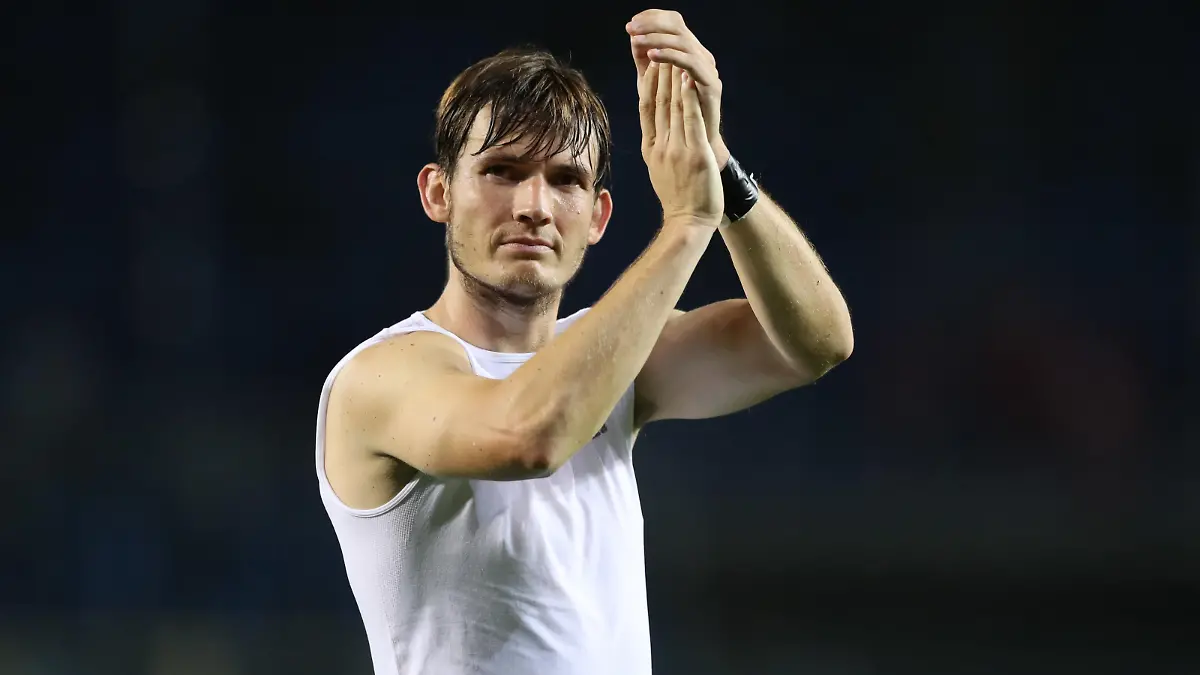 September 21, 2021, Bergamo, United Kingdom: Bergamo, Italy, 21st September 2021. Marten De Roon of Atalanta applauds the fans following the final whistle of the Serie A match at Gewiss Stadium, Bergamo. Picture credit should read: Jonathan Moscrop / Sportimage(Credit Image: &copy; Jonathan Moscrop/CSM via ZUMA Wire