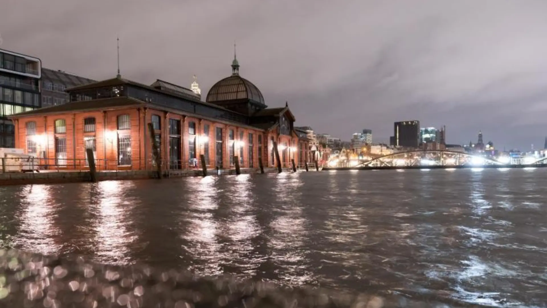 Blick auf die Fischauktionshalle während eines Hochwassers