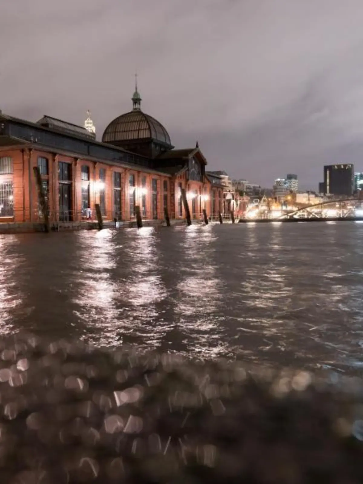 Blick auf die Fischauktionshalle während eines Hochwassers