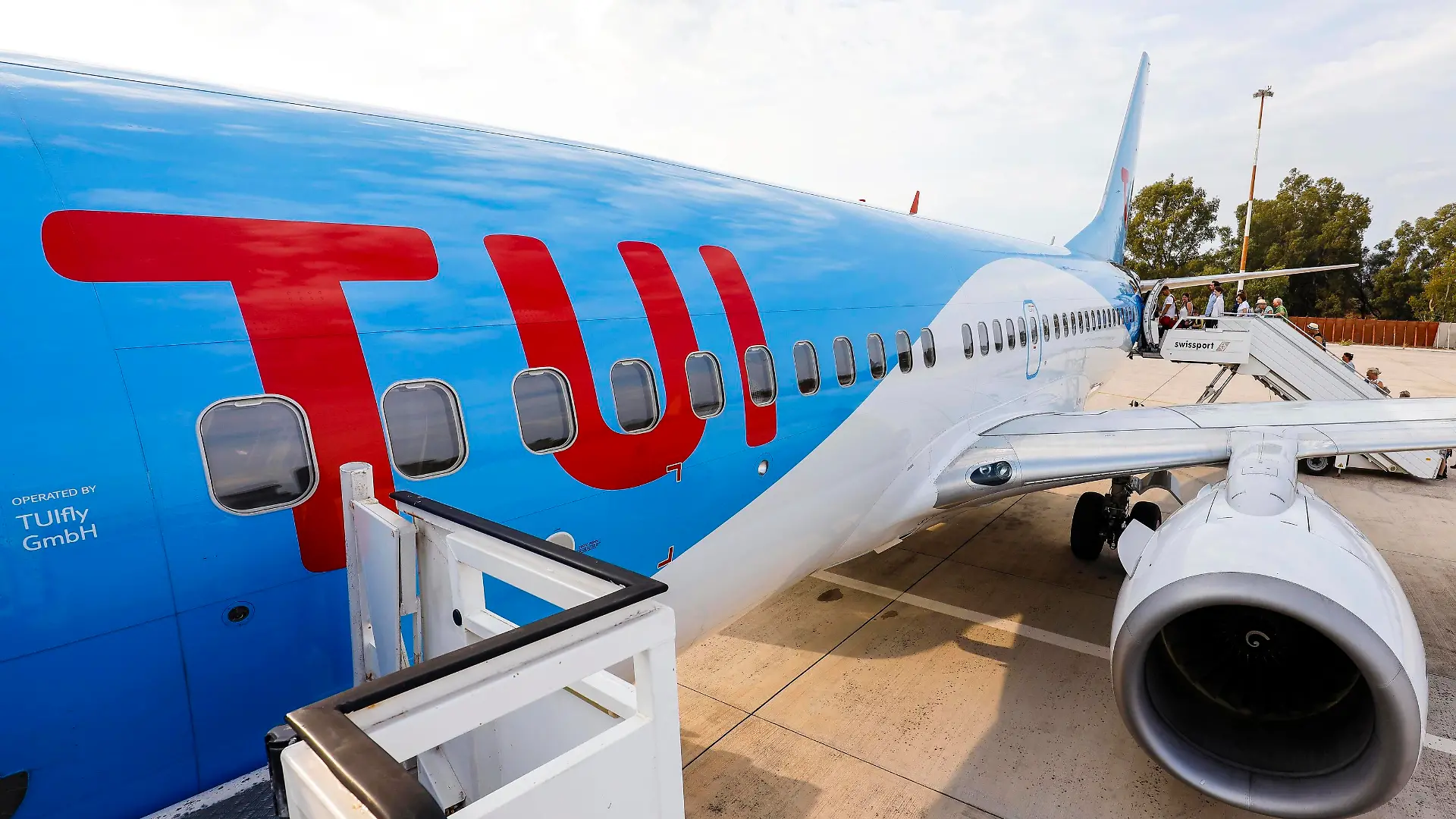  10.09.2019, Patras, Peloponnes, Griechenland - Urlauber besteigen ein TUI Flugzeug, Flughafen Araxos GPA. Patras Peloponnes Griechenland *** 10 09 2019, Patras, Peloponnese, Greece Holidaymakers board a TUI aircraft, Araxos airport GPA Patras Peloponnese Greece