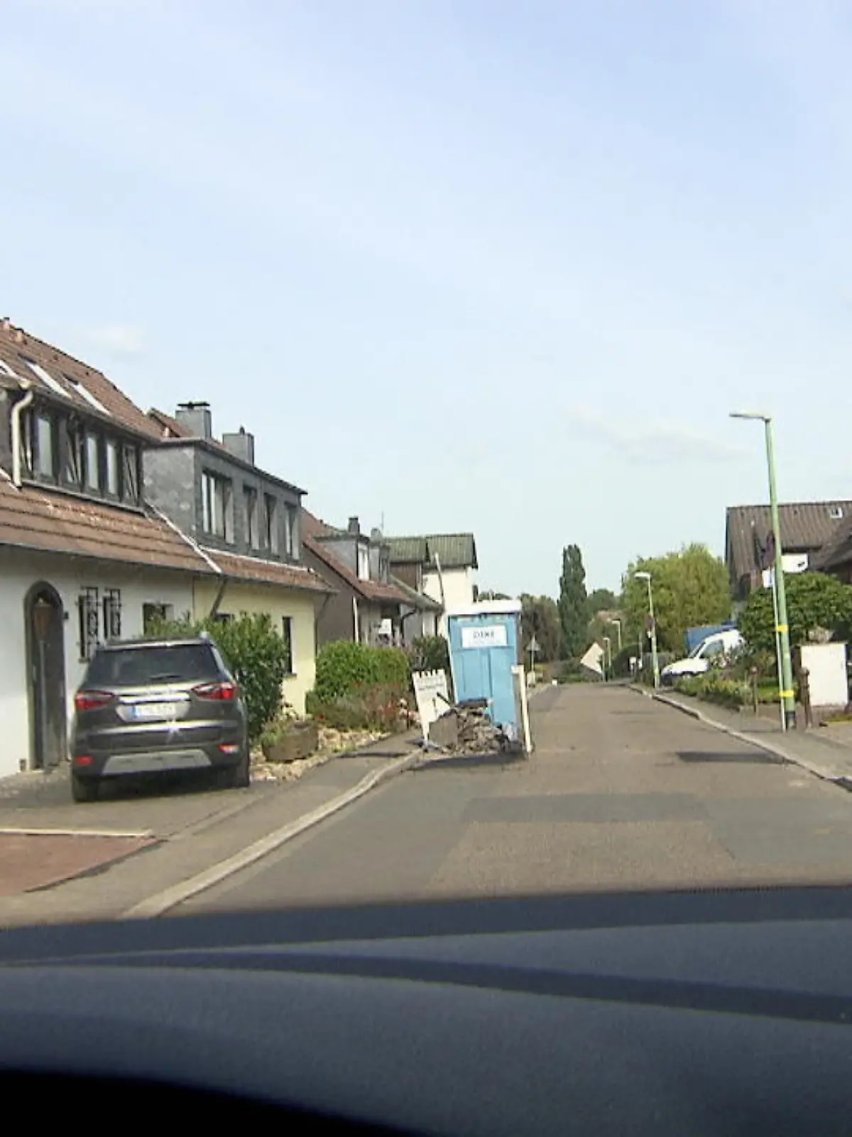 Viele Straßen in Essen sind so schmal, dass das Parken verboten ist. Das Ordnungsamt hat Knöllchen verteilt - sehr zum Ärger aller Anwohner. Die fordern eine Ausnahmeregelung.