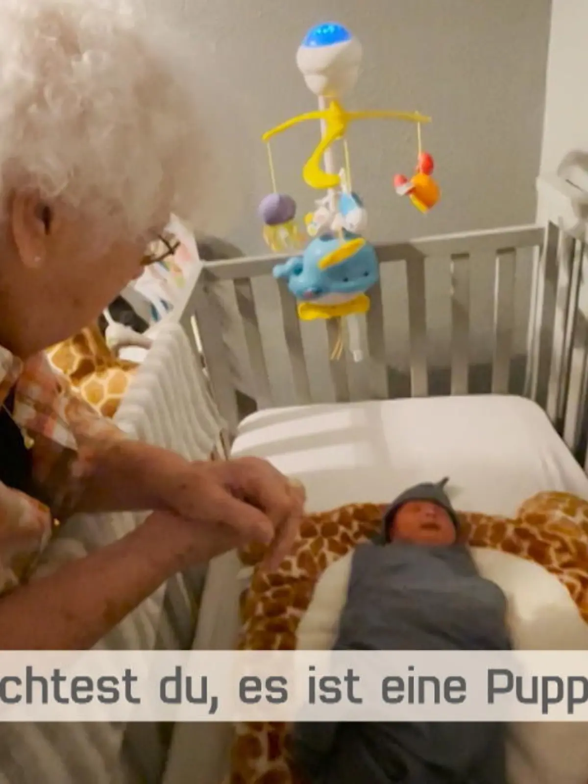 Bild zu: "Uroma hält Baby für Puppe"