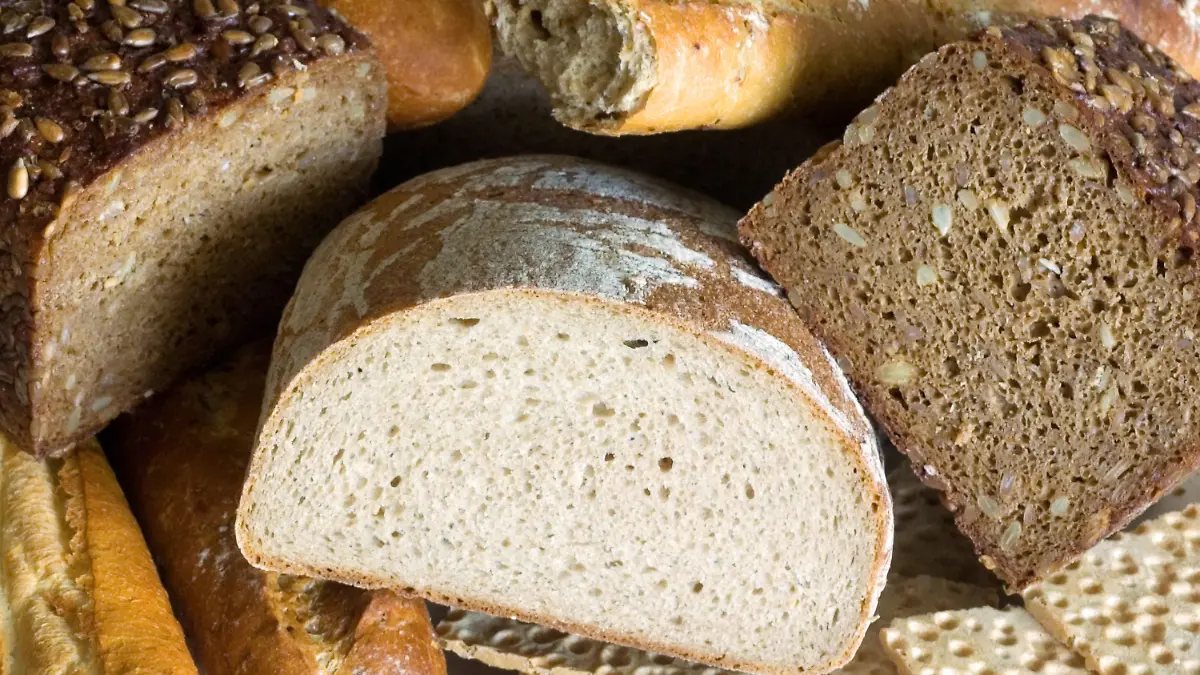 ARCHIV - Verschiedene Brotsorten, wie Mischbrot, Roggen-Vollkornbrot, Baguette und Knäckebrot, aufgenommen am 27.08.20007. Am 18.02.2014 findet in Berlin eine Pressekonferenz der Lebensmittelwirtschaft zum Thema «Deutsches Brot soll Weltkulturerbe werden» statt. Foto: Hans Wiedl/dpa +++(c) dpa - Bildfunk+++