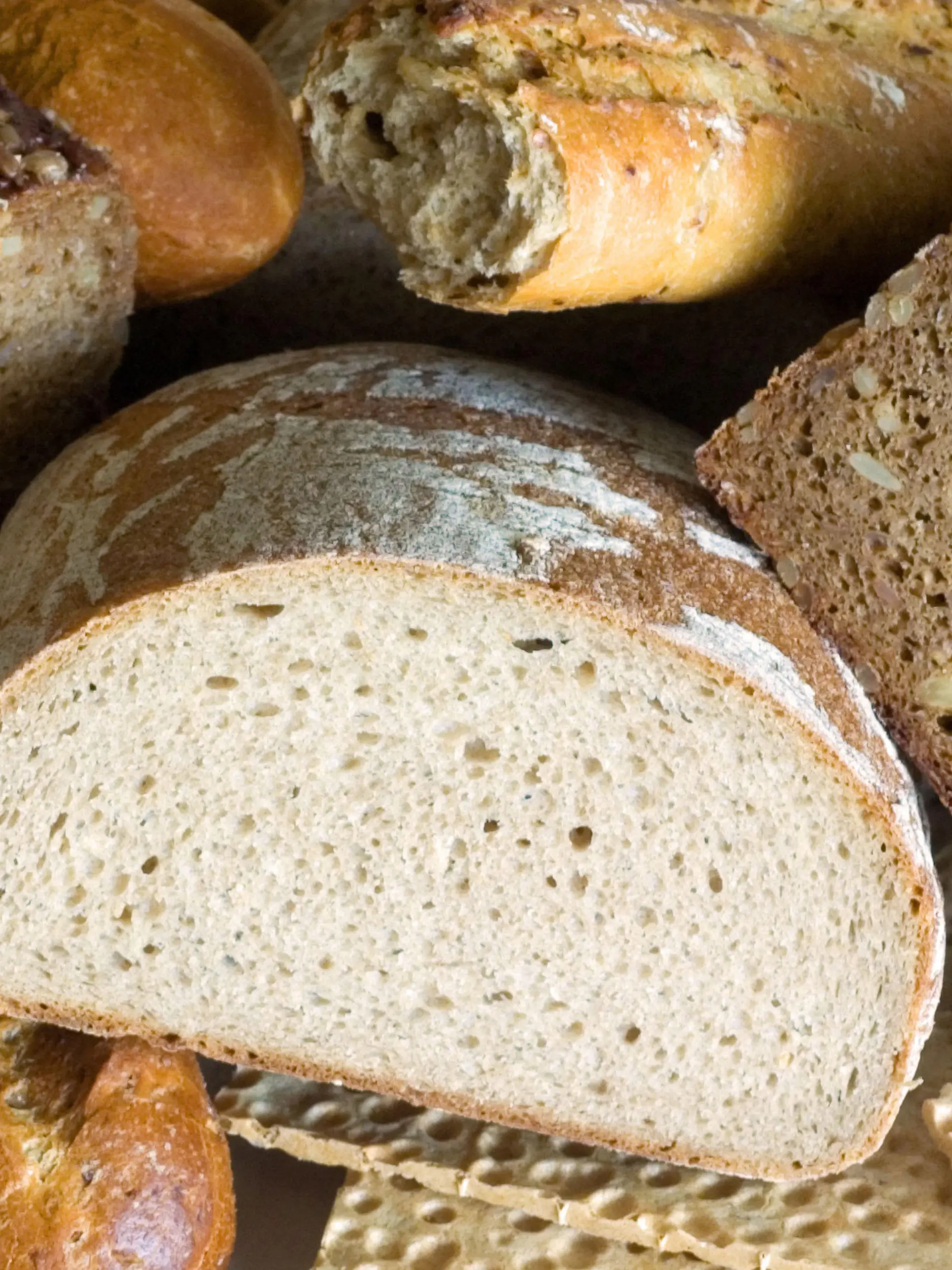 ARCHIV - Verschiedene Brotsorten, wie Mischbrot, Roggen-Vollkornbrot, Baguette und Knäckebrot, aufgenommen am 27.08.20007. Am 18.02.2014 findet in Berlin eine Pressekonferenz der Lebensmittelwirtschaft zum Thema «Deutsches Brot soll Weltkulturerbe werden» statt. Foto: Hans Wiedl/dpa +++(c) dpa - Bildfunk+++