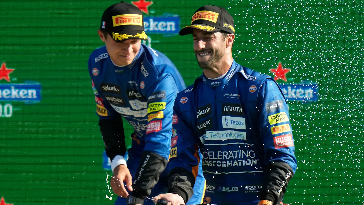 12.09.2021, Italien, Monza: Motorsport: Formel-1-Weltmeisterschaft, Grand Prix von Italien, Siegerehrung: Daniel Ricciardo (r) aus Australien vom Team McLaren feiert seinen Sieg mit dem zweitplatzierten Lando Norris aus Großbritannien vom Team McLaren Racing. Foto: Luca Bruno/AP/dpa +++ dpa-Bildfunk +++