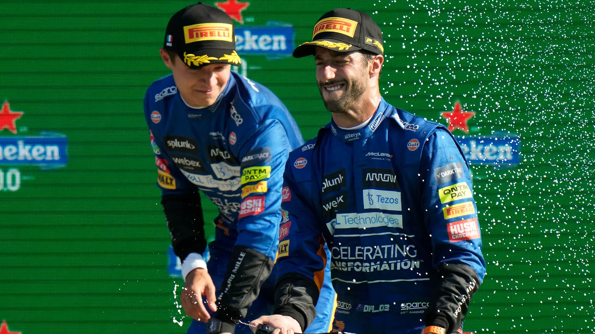 12.09.2021, Italien, Monza: Motorsport: Formel-1-Weltmeisterschaft, Grand Prix von Italien, Siegerehrung: Daniel Ricciardo (r) aus Australien vom Team McLaren feiert seinen Sieg mit dem zweitplatzierten Lando Norris aus Großbritannien vom Team McLaren Racing. Foto: Luca Bruno/AP/dpa +++ dpa-Bildfunk +++
