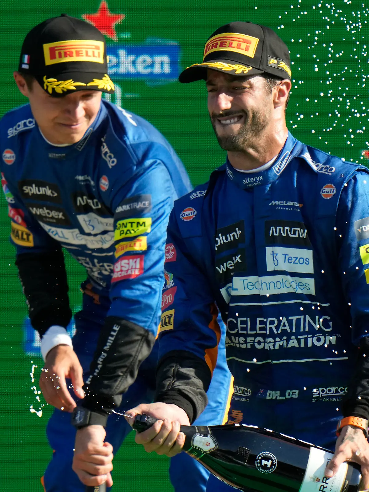 12.09.2021, Italien, Monza: Motorsport: Formel-1-Weltmeisterschaft, Grand Prix von Italien, Siegerehrung: Daniel Ricciardo (r) aus Australien vom Team McLaren feiert seinen Sieg mit dem zweitplatzierten Lando Norris aus Großbritannien vom Team McLaren Racing. Foto: Luca Bruno/AP/dpa +++ dpa-Bildfunk +++