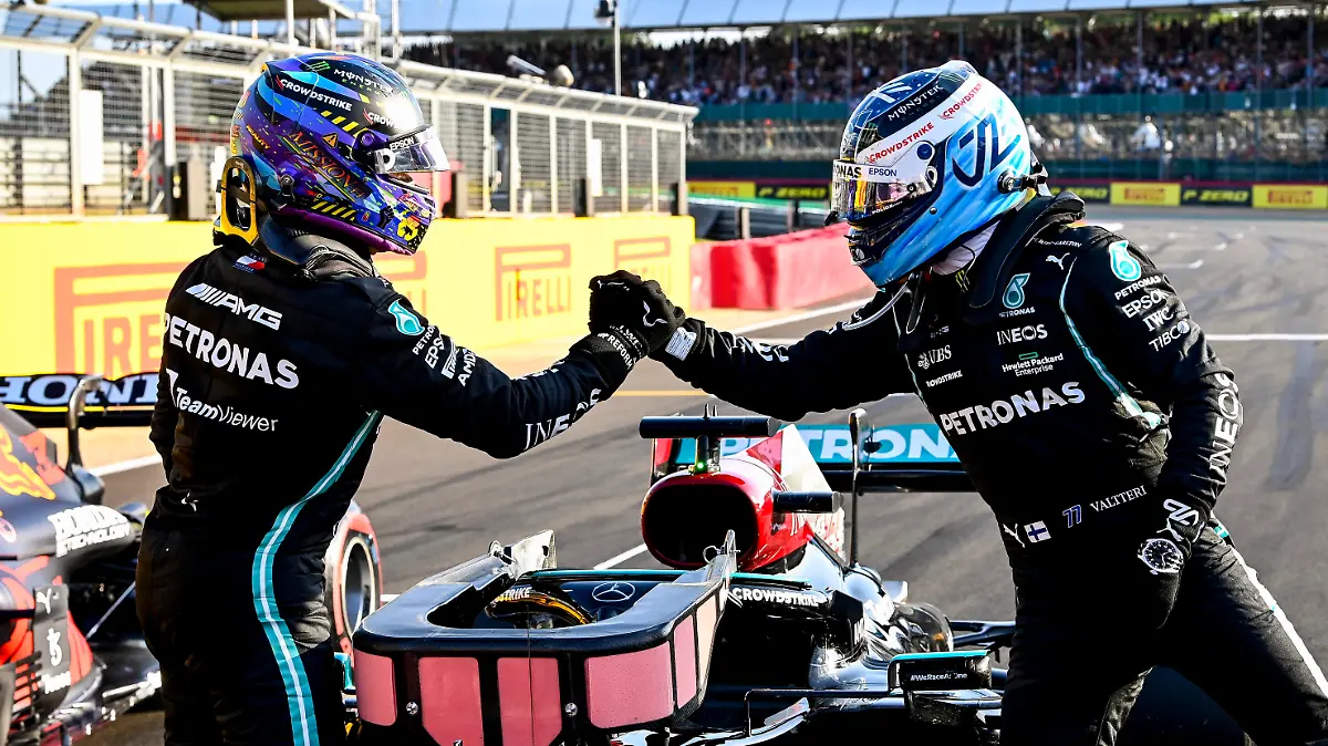 Formula 1 2021: British GP SILVERSTONE CIRCUIT, UNITED KINGDOM - JULY 16: Valtteri Bottas, Mercedes, congratulates Sir Lewis Hamilton, Mercedes, on securing pole during the British GP at Silverstone Circuit on Friday July 16, 2021 in Northamptonshire, United Kingdom. Photo by Mark Sutton / Sutton Images Images PUBLICATIONxINxGERxSUIxAUTxHUNxONLY GP2110_180245_MS29931 
