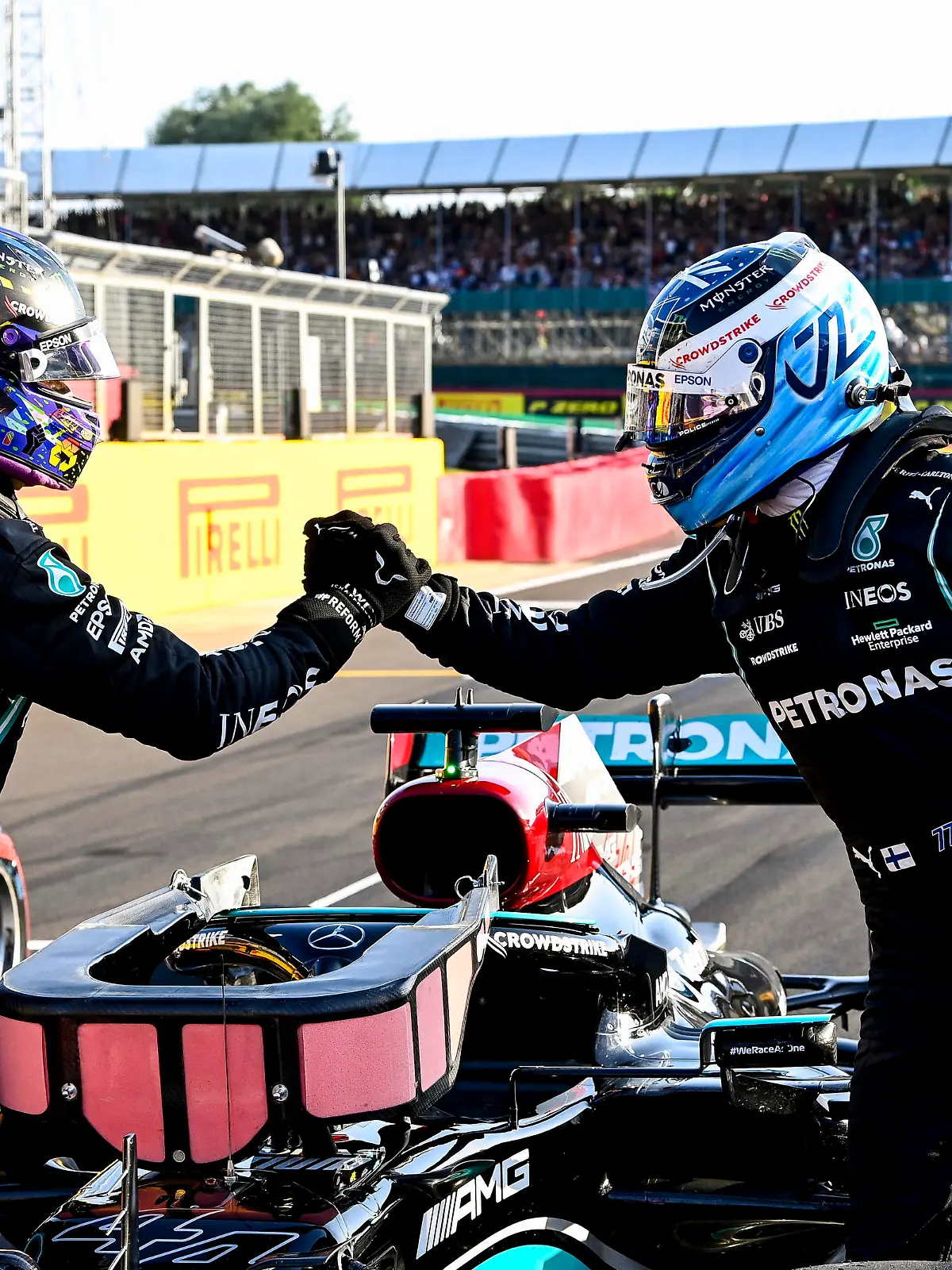 Formula 1 2021: British GP SILVERSTONE CIRCUIT, UNITED KINGDOM - JULY 16: Valtteri Bottas, Mercedes, congratulates Sir Lewis Hamilton, Mercedes, on securing pole during the British GP at Silverstone Circuit on Friday July 16, 2021 in Northamptonshire, United Kingdom. Photo by Mark Sutton / Sutton Images Images PUBLICATIONxINxGERxSUIxAUTxHUNxONLY GP2110_180245_MS29931 
