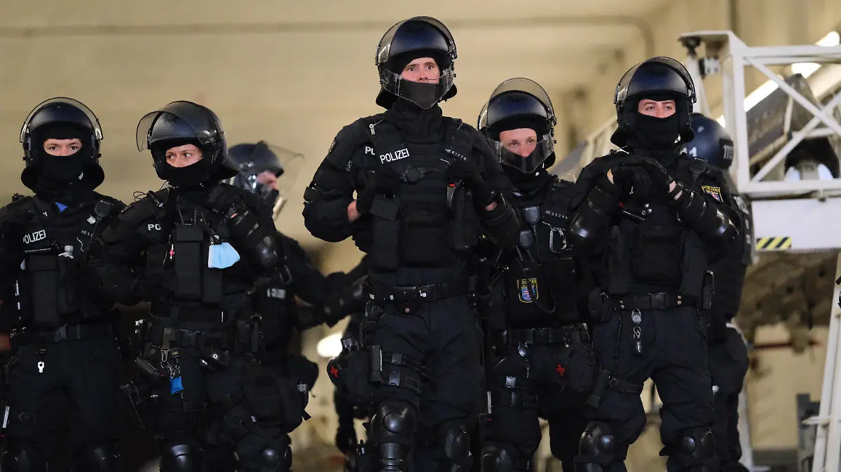  Polizei beim Spiel Eintracht Frankfurt vs. Fenerbahce Istanbul in der Uefa Europa League am 16.09.2021 Eintracht Frankfurt vs. Fenerbahce Istanbul, Fussball, Uefa Europe League, 16.09.2021 Frankfurt *** Police during the match Eintracht Frankfurt vs Fenerbahce Istanbul in the Uefa Europa League on 16 09 2021 Eintracht Frankfurt vs Fenerbahce Istanbul, Football, Uefa Europe League, 16 09 2021 Frankfurt Copyright: xEibner-Pressefotox/xMichaelxBermelx