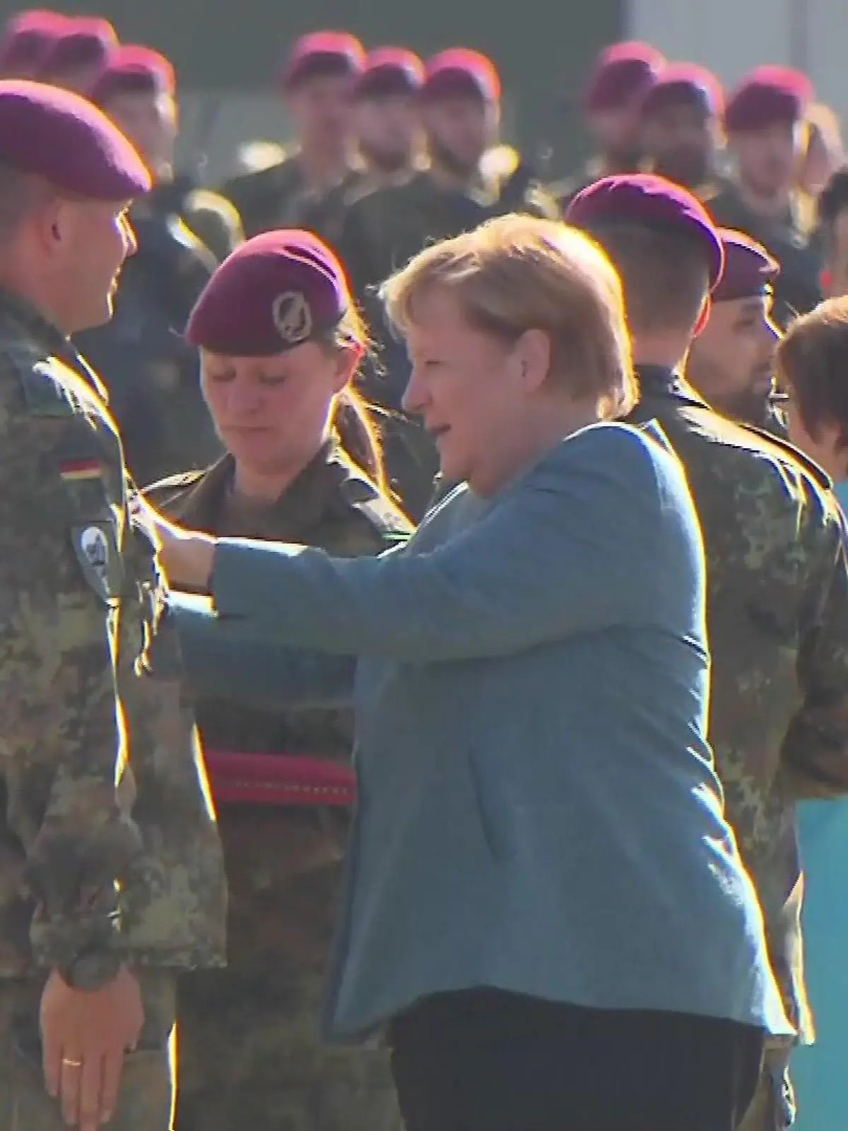 Bundeskanzlerin Angela Merkel zeichnet Soldaten für ihren Afghanistan-Einsatz aus.