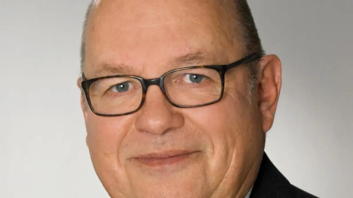 Polizeiwissenschaftler Rafael Behr blickt in die Kamera