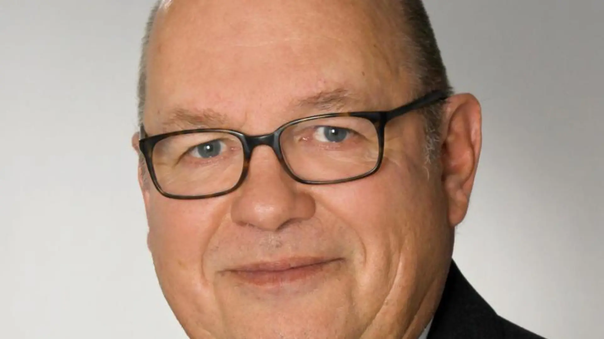 Polizeiwissenschaftler Rafael Behr blickt in die Kamera
