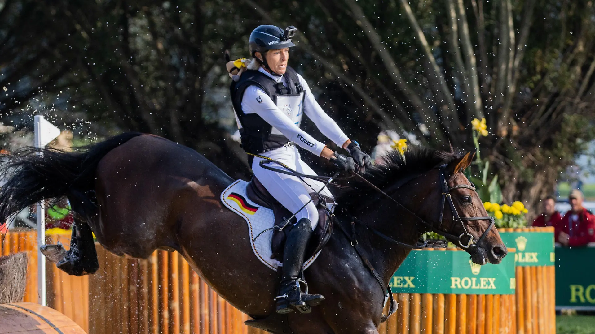 dpatopbilder - 18.09.2021, Nordrhein-Westfalen, Aachen: CHIO, Vielseitigkeit, Geländeprüfung (Cross-Country): Die Reiterin Ingrid Klimke aus Deutschland auf ihrem Pferd "EQUISTROS SIENA JUST DO IT" überspringt ein Hindernis. Foto: Rolf Vennenbernd/dpa +++ dpa-Bildfunk +++