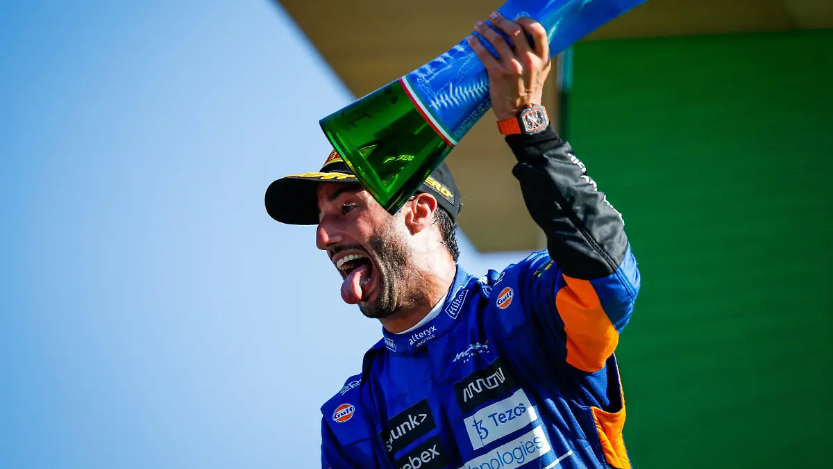 RICCIARDO Daniel aus, McLaren MCL35M, portrait celebrating victory on the podium during the Formula 1 Heineken Gran Premio D italia 2021, Italian Grand Prix, 14th round of the 2021 FIA Formula One World Championship, WM, Weltmeisterschaft from September 9 to 12, 2021 on the Autodromo Nazionale di Monza, in Monza, Italy FORMULE 1 : Grand prix d Italie - Monza - 12/09/2021 DPPI/Panoramic PUBLICATIONxNOTxINxFRAxITAxBEL 20210912_GOODEN__GO02417