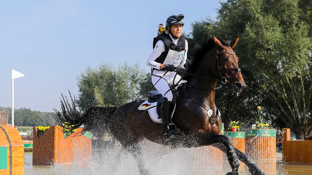 18.09.2021, Nordrhein-Westfalen, Aachen: CHIO, Vielseitigkeit, Geländeprüfung (Cross-Country): Die Reiterin Ingrid Klimke aus Deutschland auf ihrem Pferd "EQUISTROS SIENA JUST DO IT" überspringt ein Hindernis. Foto: Rolf Vennenbernd/dpa +++ dpa-Bildfunk +++