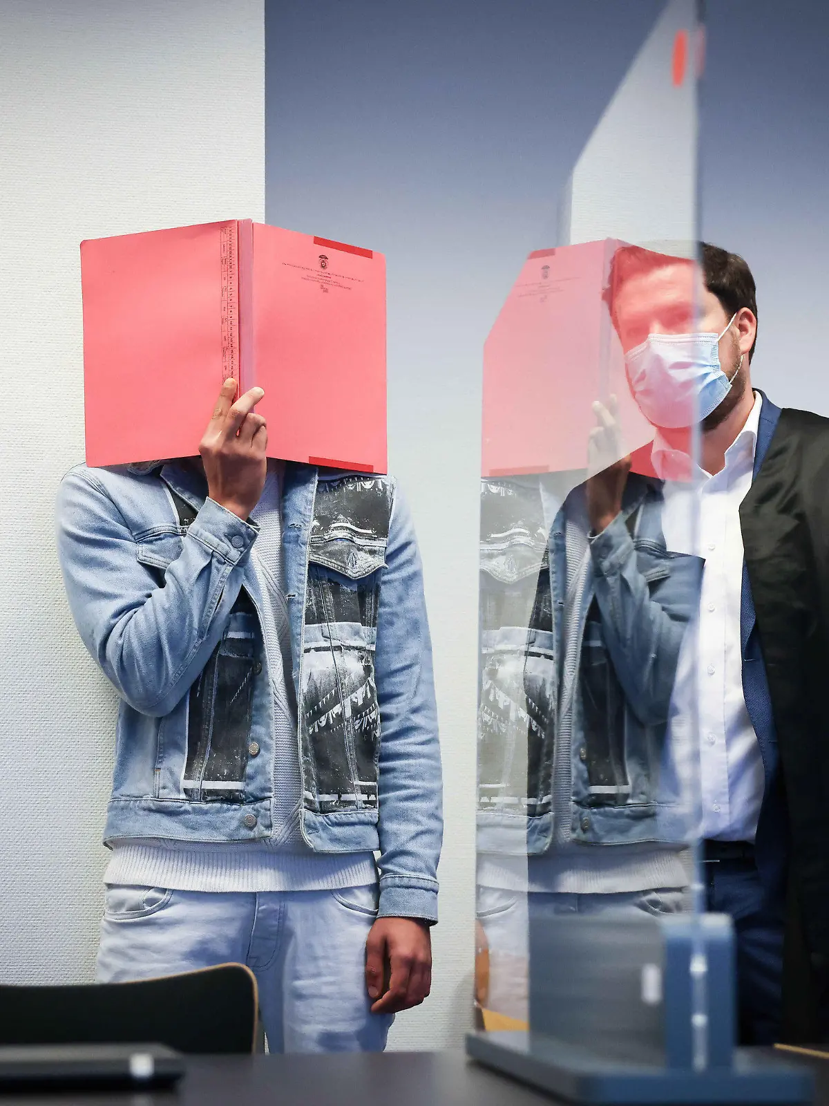 22.09.2021, Hamburg: Der Angeklagte steht zu Beginn des Prozesses neben seinem Anwalt Kilian Deery (r) im Gerichtssaal. Der 26-Jährige Angeklagte muss sich vor dem Amtsgericht Hamburg-St. Georg wegen gemeinschaftlichem Diebstahl verantworten. Unter anderem geht es um den Porsche des Sängers Udo Lindenberg, der am 22. Juni 2020 aus einer in Alsternähe gelegenen Hotel-Tiefgarage entwendet worden war. Foto: Christian Charisius/dpa/Pool/dpa +++ dpa-Bildfunk +++