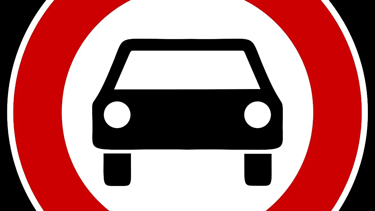 Durchfahrverbotsschild für Autos