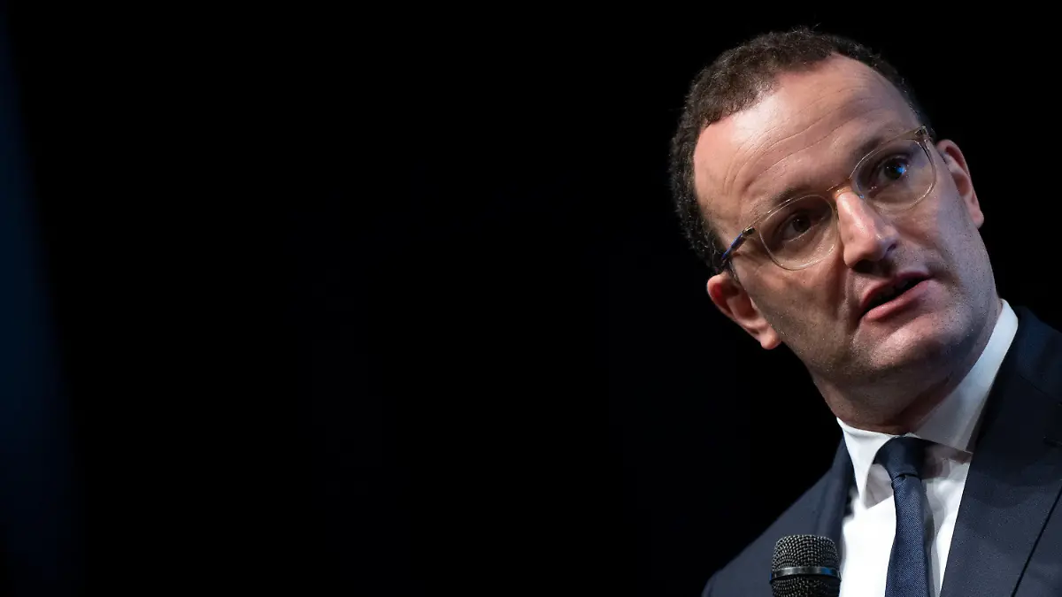 13.09.2021, Nordrhein-Westfalen, Düsseldorf: Jens Spahn (CDU), Bundesgesundheitsminister, spricht auf der Bühne des Ständehauses. Spahn war Gast des Ständehaustreffs der Rheinischen Post. Foto: Federico Gambarini/dpa +++ dpa-Bildfunk +++