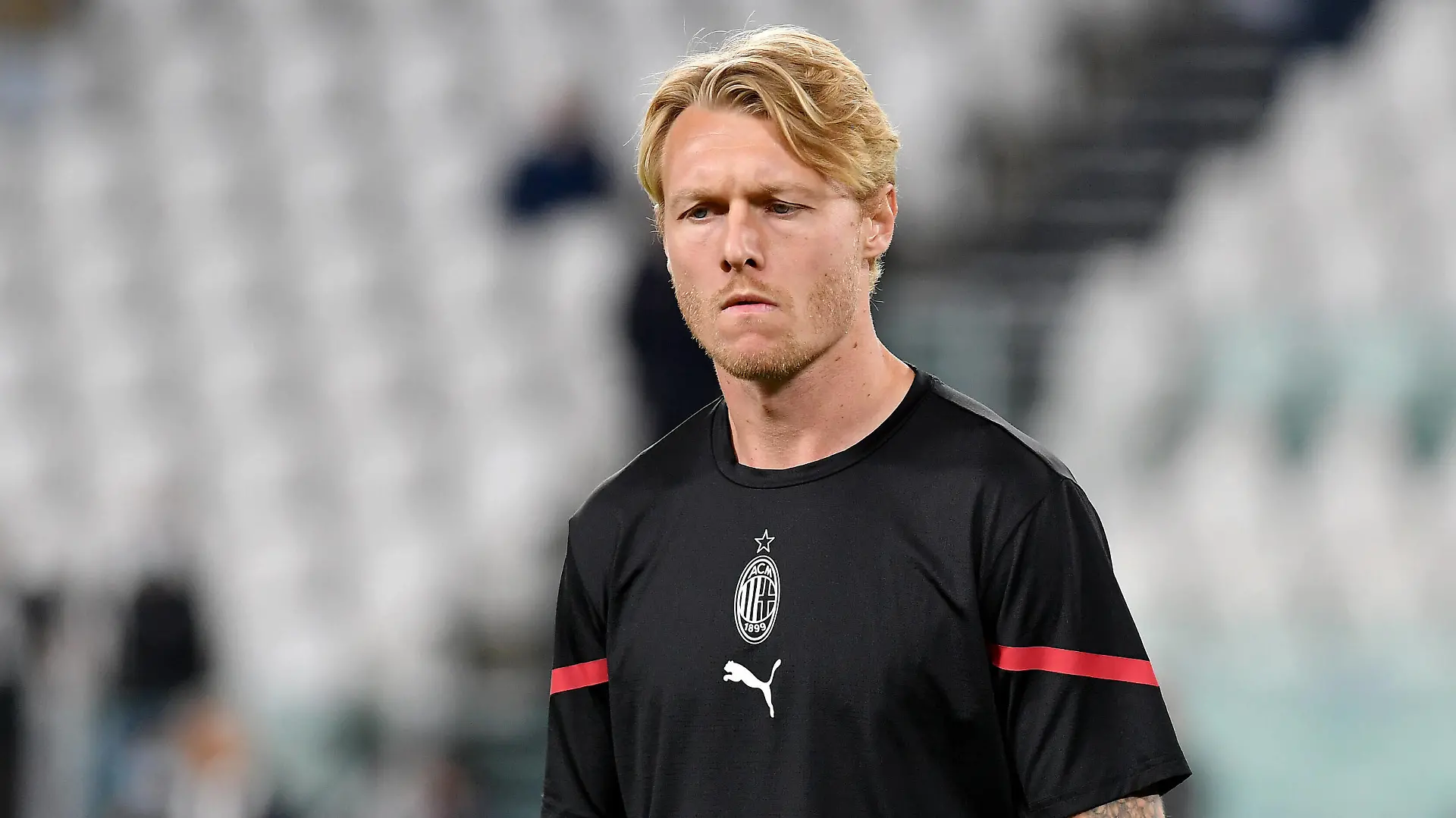 September 19, 2021, Turin, Italy: Simon Kjaer of AC Milan warm up during the Serie A 2021/22 match between Juventus FC and AC Milan at Allianz Stadium on September 19, 2021 in Turin, Italy-Photo ReporterTorino Italian football Serie A match - Juventus FC vs AC Milan, Turin, Italy PUBLICATIONxINxGERxSUIxAUTxONLY - ZUMAl164 20210919_zsa_l164_971 Copyright: xReporterxTorinox