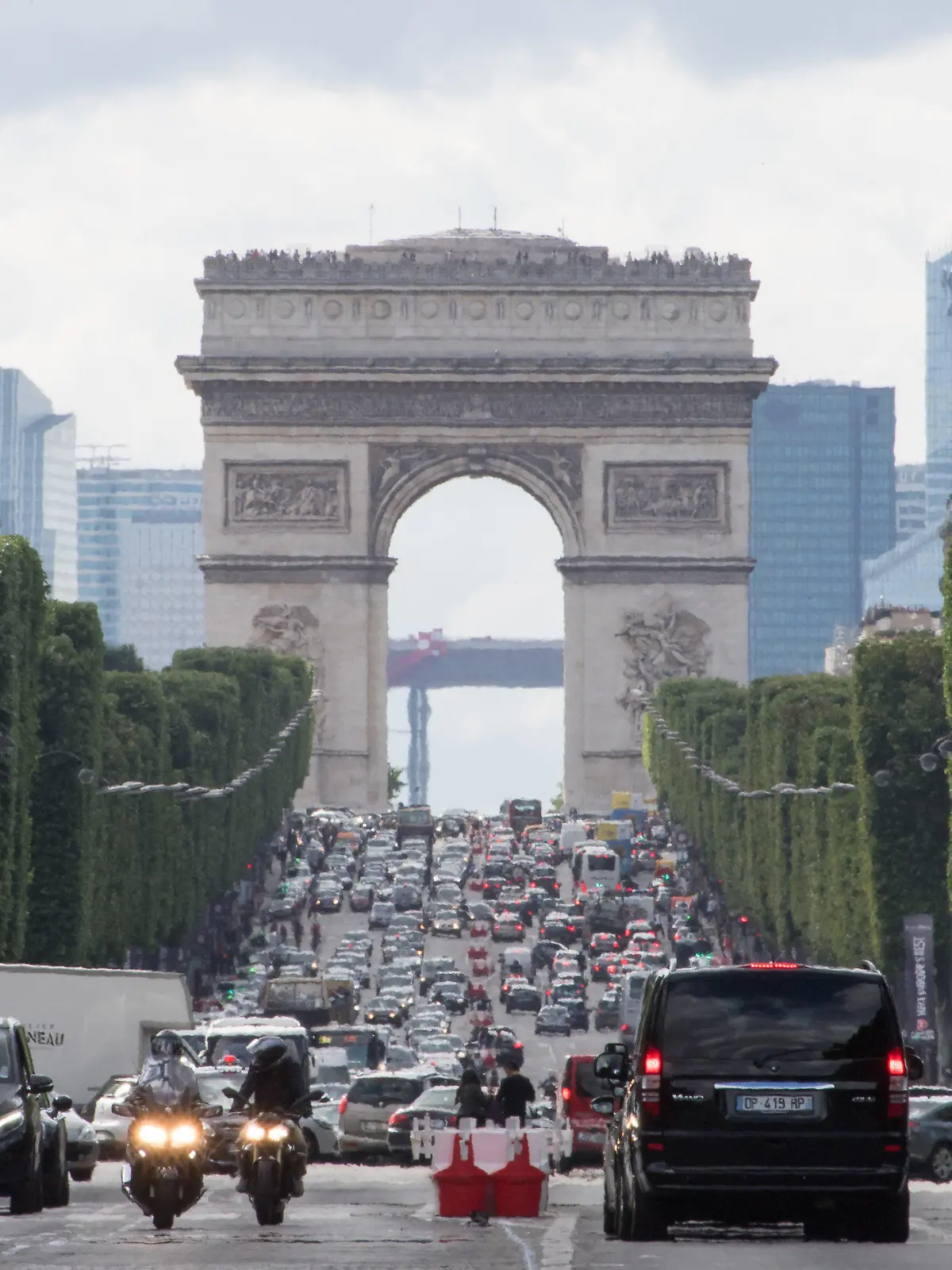 ARCHIV - 02.07.2016, Frankreich, Paris: Autos fahren über die Champs-Elysees unweit des Arc de Triomphe. Mit Ausnahme der großen Verkehrsachsen und des Stadtrings Périphérique sollen Autos in Frankreichs Hauptstadt nur noch maximal 30 Stundenkilometer schnell fahren dürfen. Andere Städte in Frankreich haben bereits ähnliche Geschwindigkeitsbeschränkungen eingeführt. Foto: Peter Kneffel/dpa +++ dpa-Bildfunk +++
