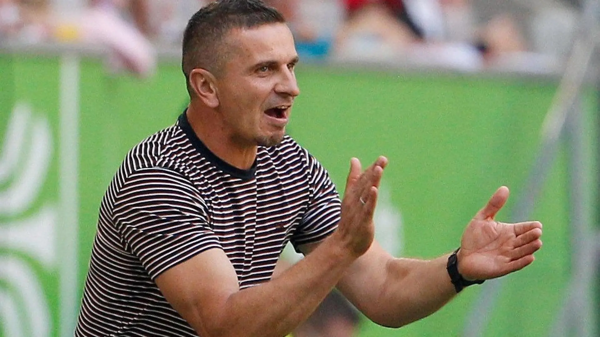 18.09.2021, Nordrhein-Westfalen, Düsseldorf: Fußball: 2. Bundesliga, Fortuna Düsseldorf - Jahn Regensburg, 7. Spieltag, Merkur Spiel-Arena. Der Regensburger Trainer Mersad Selimbegovic gestikuliert. Foto: Roland Weihrauch/dpa - WICHTIGER HINWEIS: Gemäß den Vorgaben der DFL Deutsche Fußball Liga bzw. des DFB Deutscher Fußball-Bund ist es untersagt, in dem Stadion und/oder vom Spiel angefertigte Fotoaufnahmen in Form von Sequenzbildern und/oder videoähnlichen Fotostrecken zu verwerten bzw. verwerten zu lassen. +++ dpa-Bildfunk +++