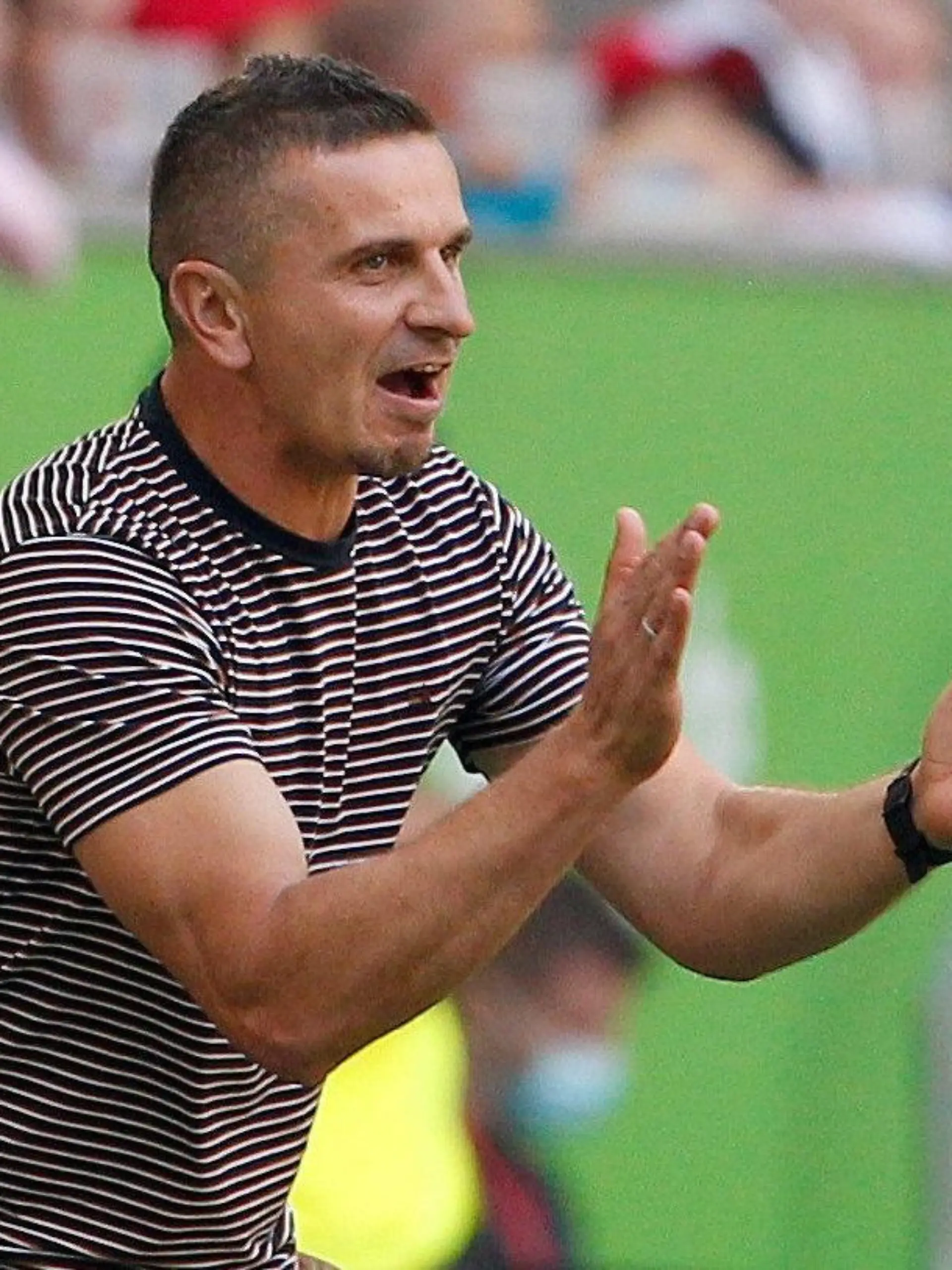 18.09.2021, Nordrhein-Westfalen, Düsseldorf: Fußball: 2. Bundesliga, Fortuna Düsseldorf - Jahn Regensburg, 7. Spieltag, Merkur Spiel-Arena. Der Regensburger Trainer Mersad Selimbegovic gestikuliert. Foto: Roland Weihrauch/dpa - WICHTIGER HINWEIS: Gemäß den Vorgaben der DFL Deutsche Fußball Liga bzw. des DFB Deutscher Fußball-Bund ist es untersagt, in dem Stadion und/oder vom Spiel angefertigte Fotoaufnahmen in Form von Sequenzbildern und/oder videoähnlichen Fotostrecken zu verwerten bzw. verwerten zu lassen. +++ dpa-Bildfunk +++